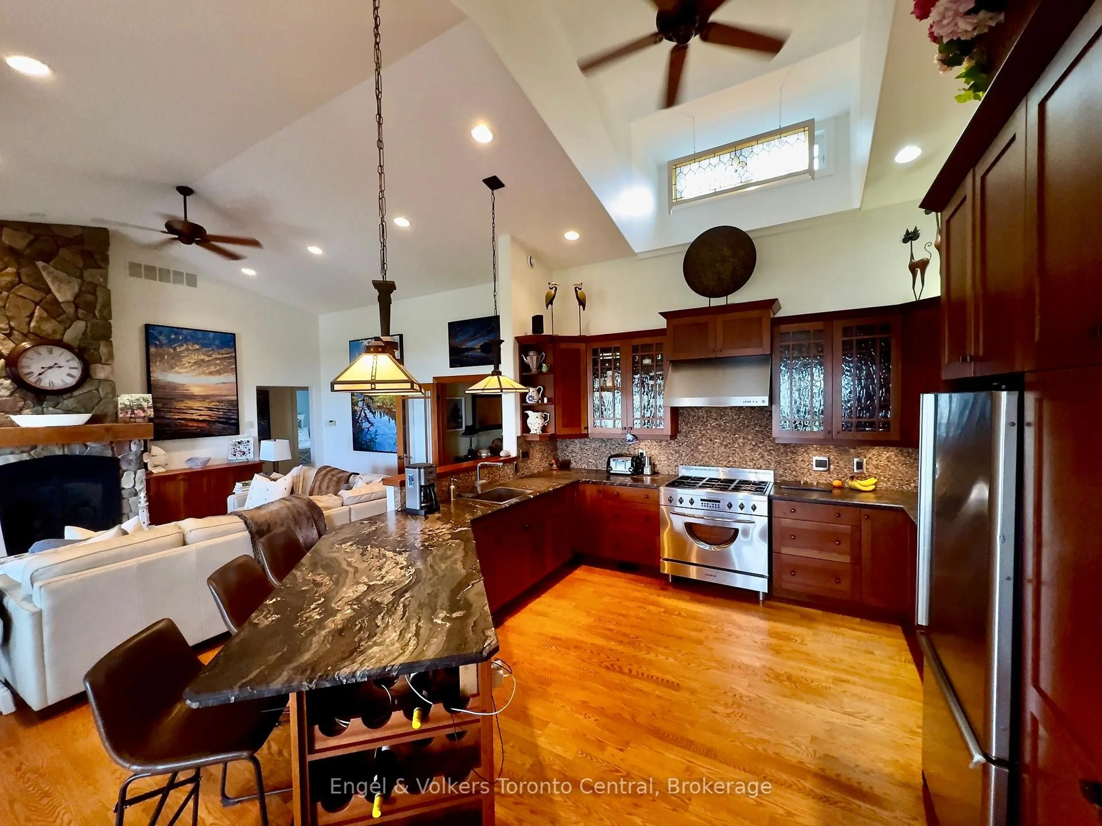Open concept kitchen, unknown for 19 Georgian Manor Dr, Collingwood Ontario L9Y 3Z1