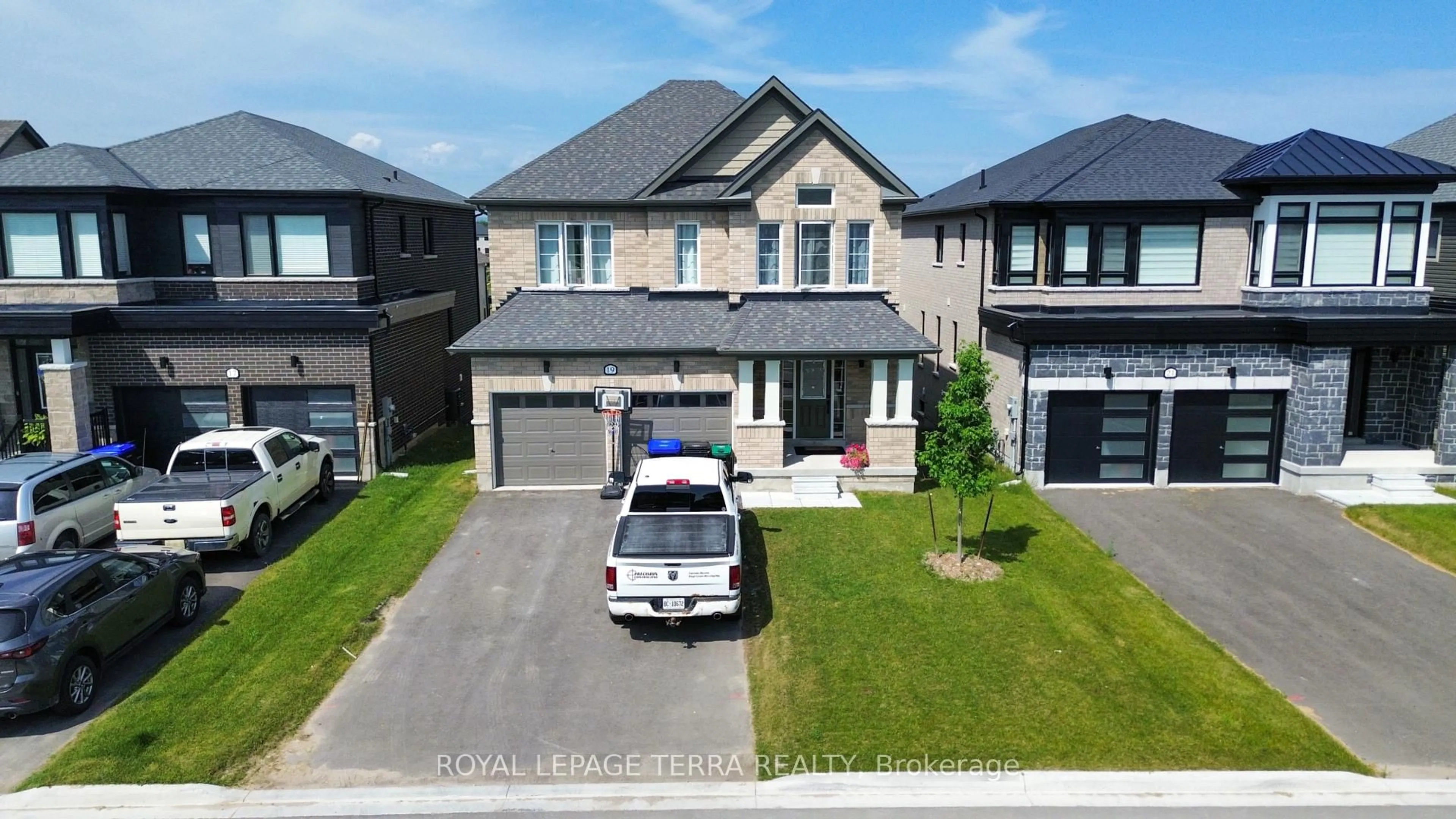 A pic from outside/outdoor area/front of a property/back of a property/a pic from drone, street for 19 Rosanne Circ, Wasaga Beach Ontario L9Z 0N4
