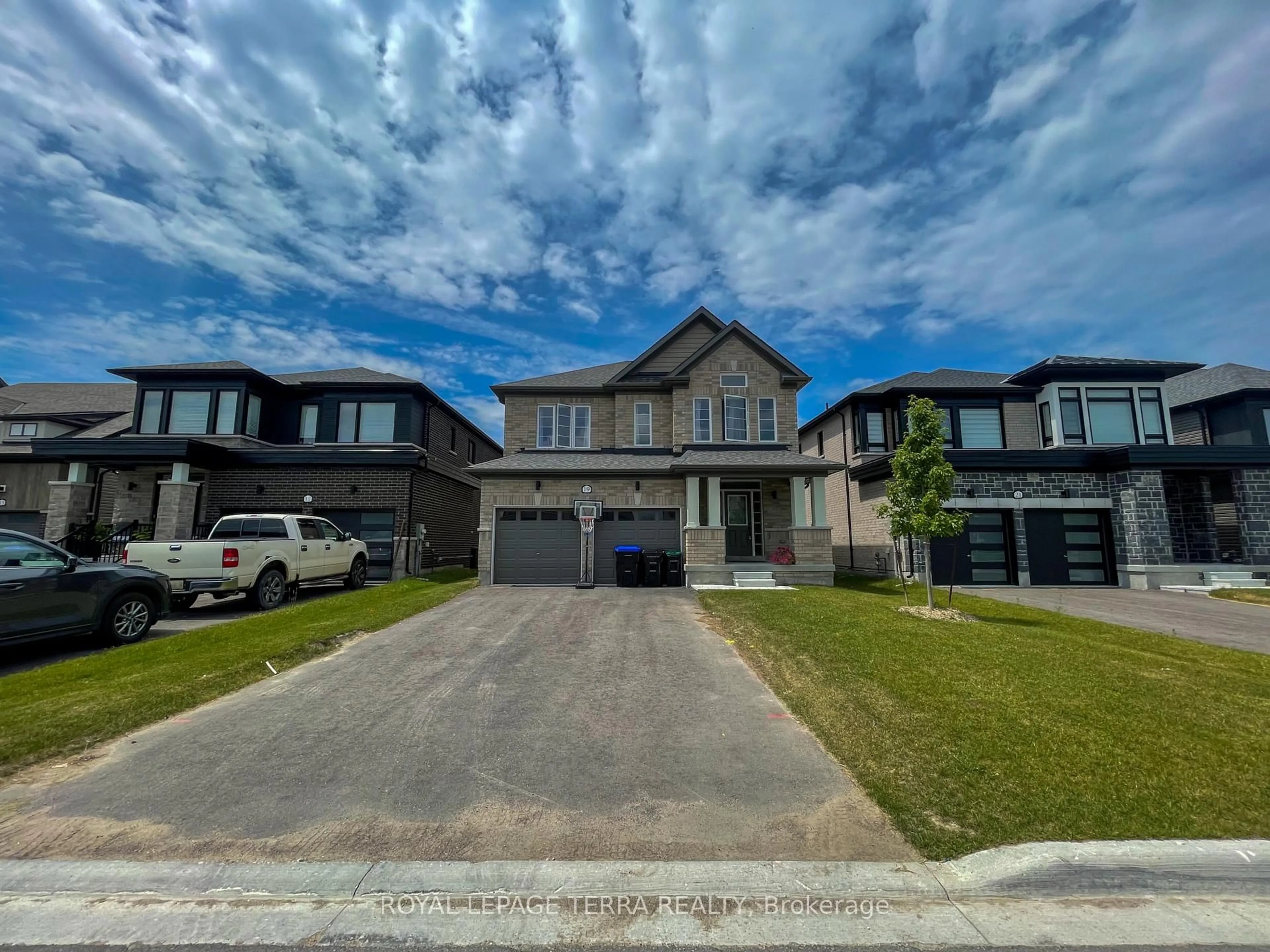 A pic from outside/outdoor area/front of a property/back of a property/a pic from drone, street for 19 Rosanne Circ, Wasaga Beach Ontario L9Z 0N4