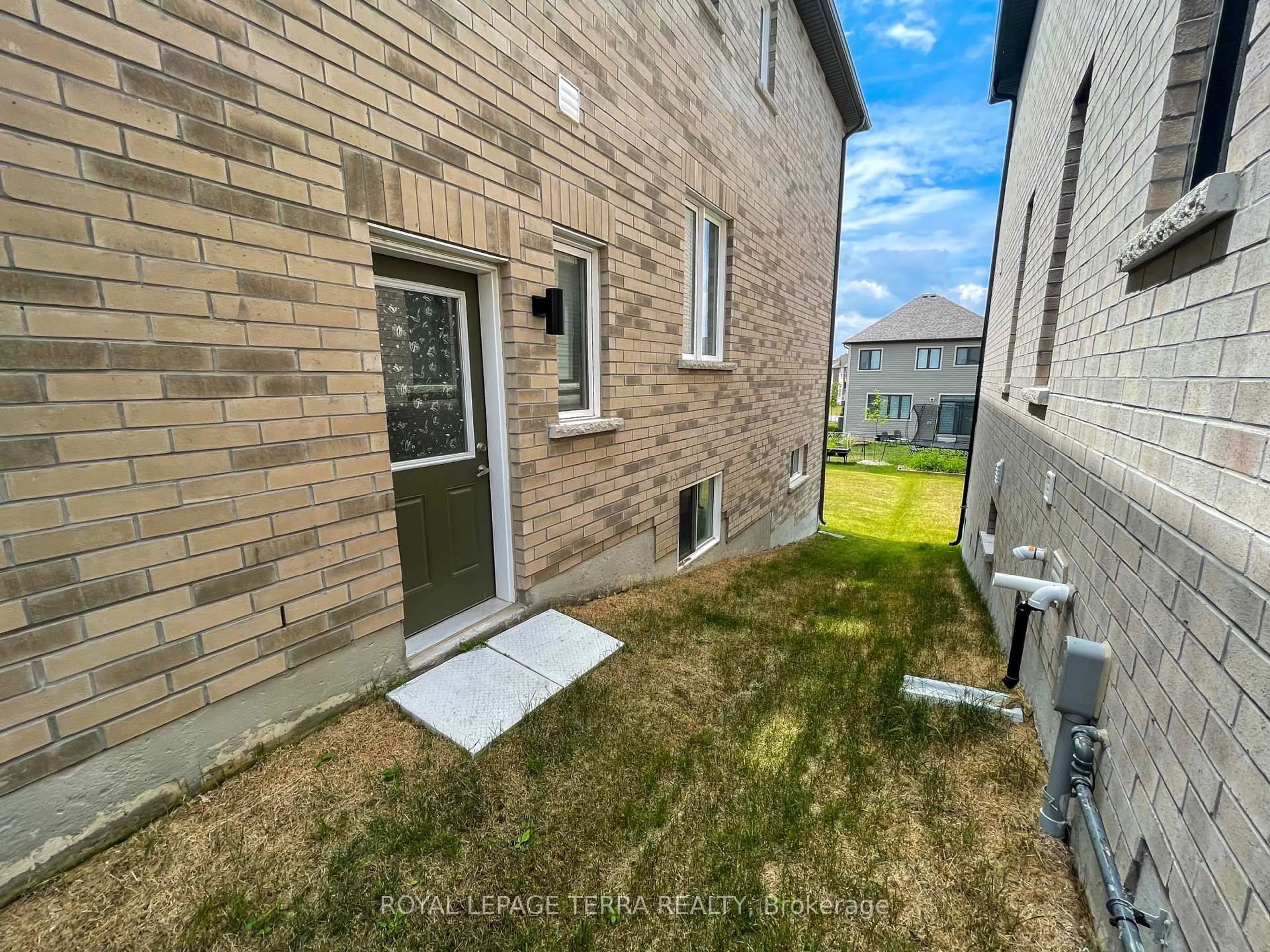 A pic from outside/outdoor area/front of a property/back of a property/a pic from drone, street for 19 Rosanne Circ, Wasaga Beach Ontario L9Z 0N4