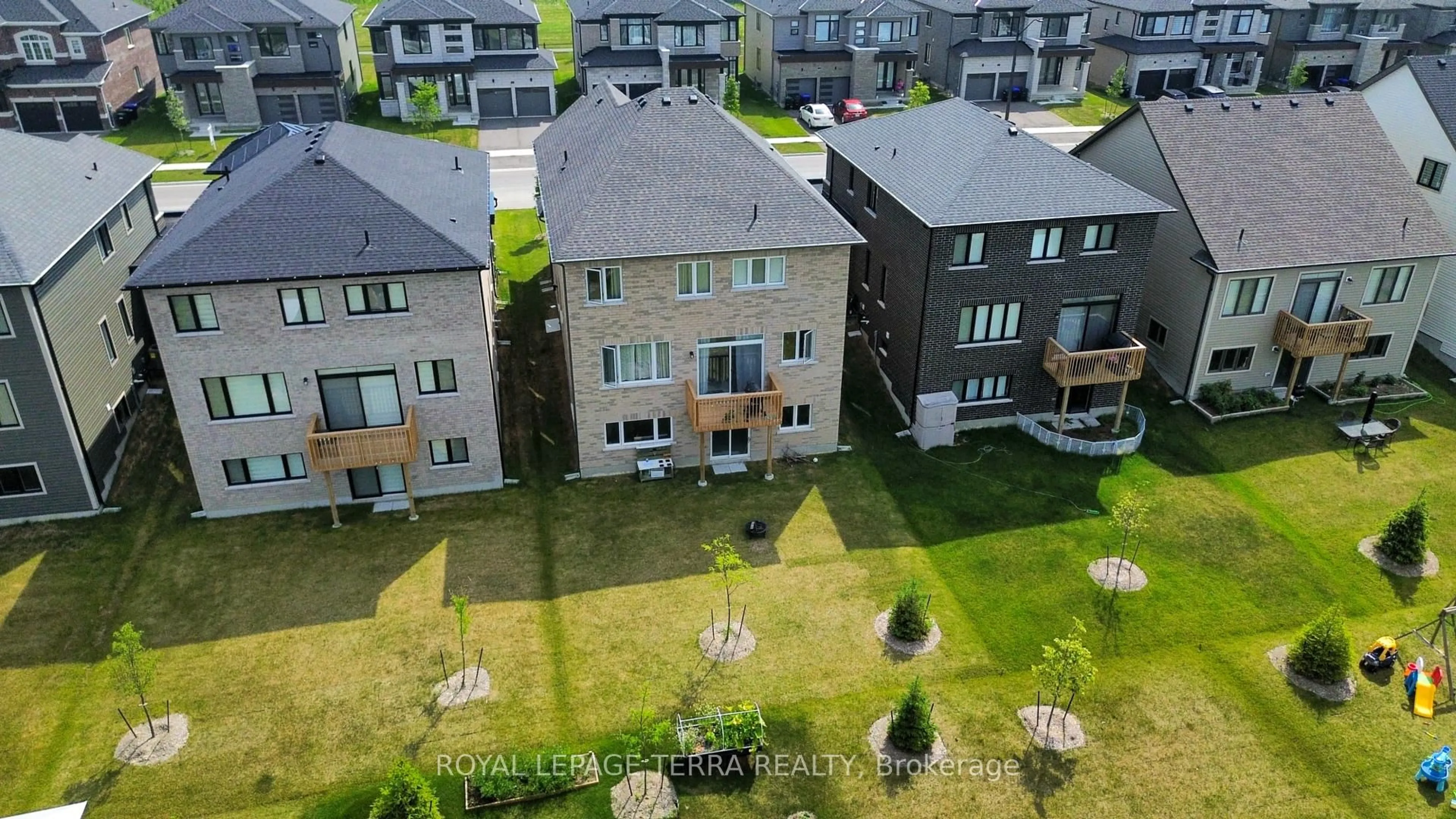 A pic from outside/outdoor area/front of a property/back of a property/a pic from drone, city buildings view from balcony for 19 Rosanne Circ, Wasaga Beach Ontario L9Z 0N4