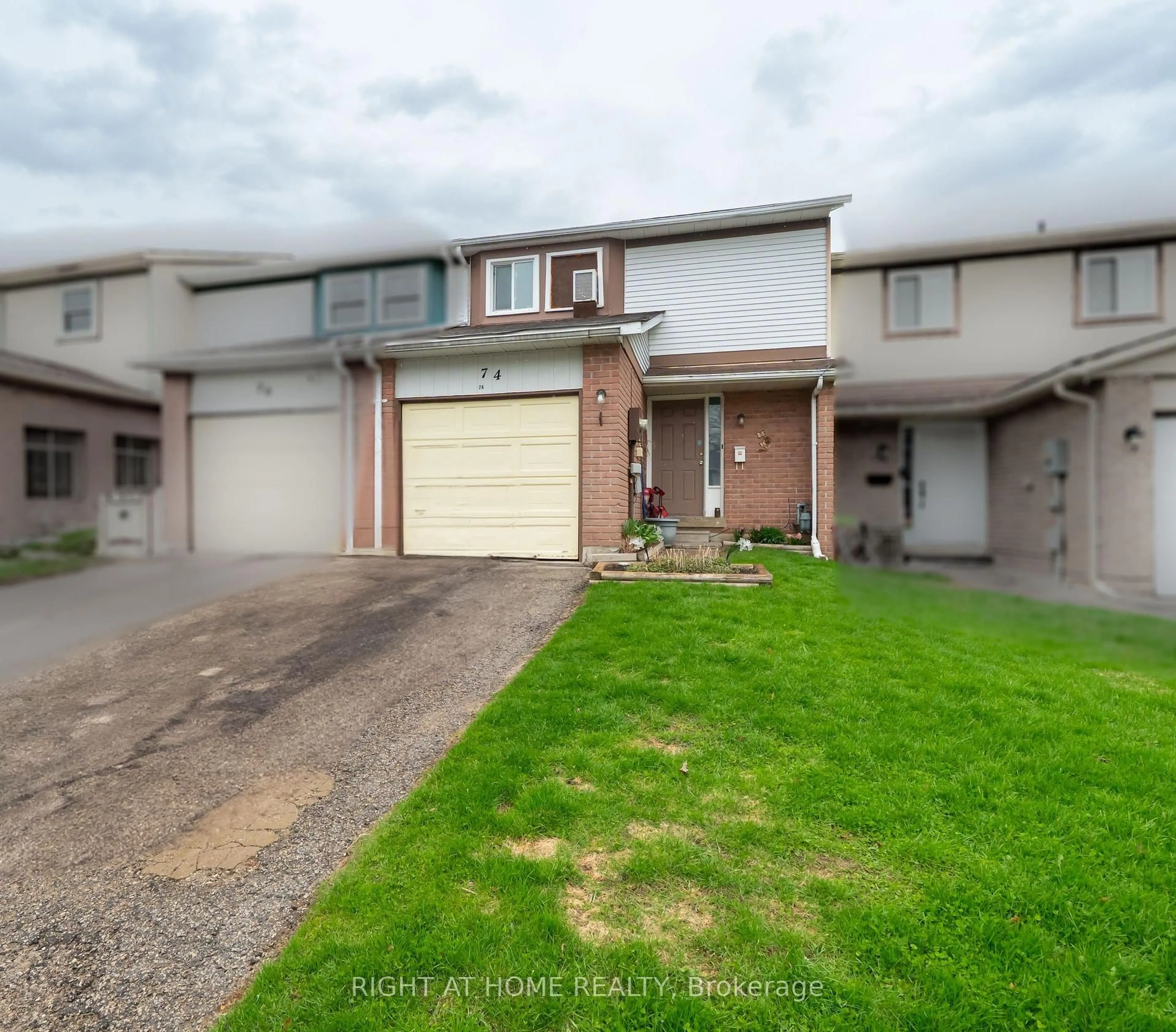 A pic from outside/outdoor area/front of a property/back of a property/a pic from drone, street for 74 Burns Circ, Barrie Ontario L4N 5J8