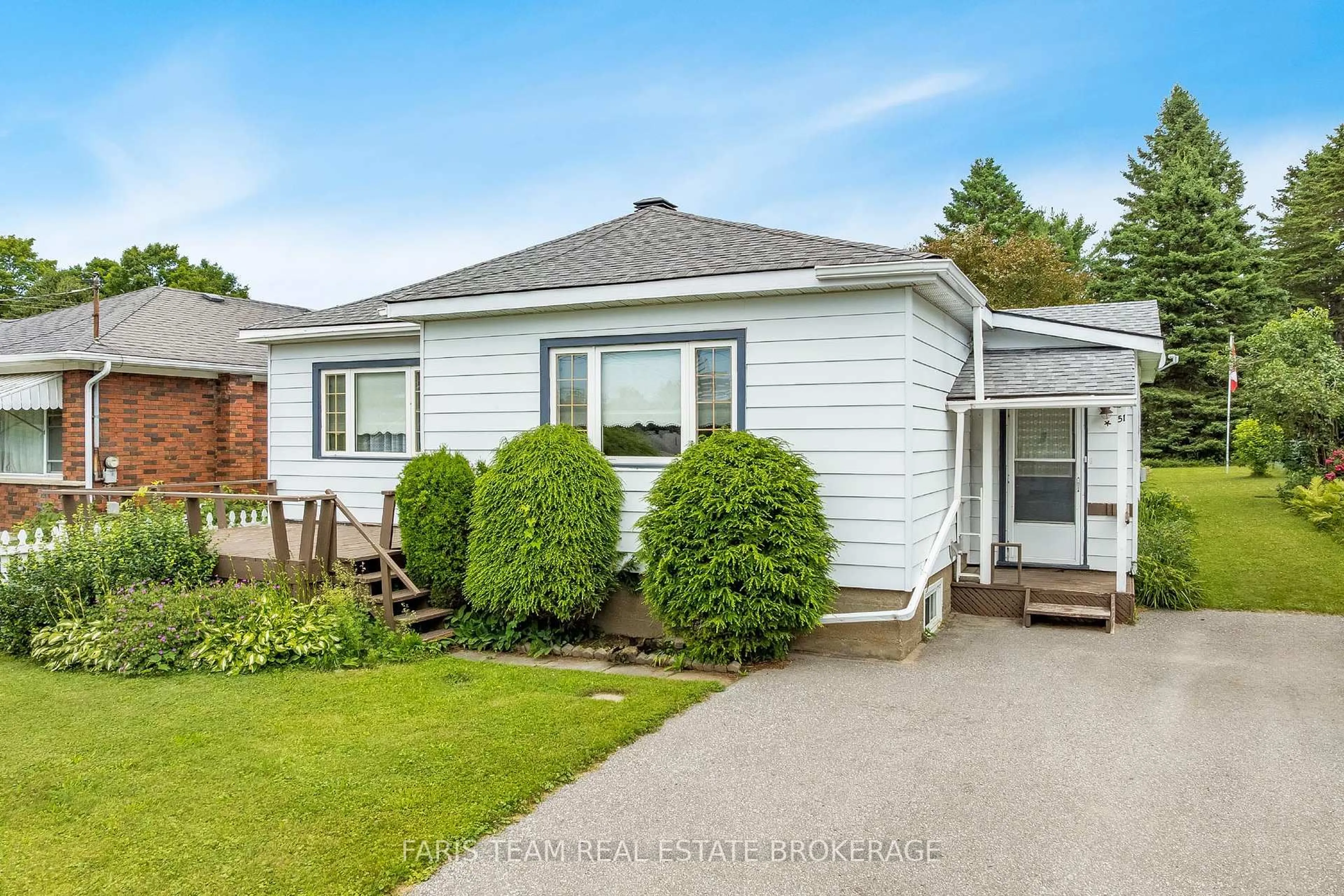 Home with vinyl exterior material, street for 51 Harriet St, Penetanguishene Ontario L9M 1L1