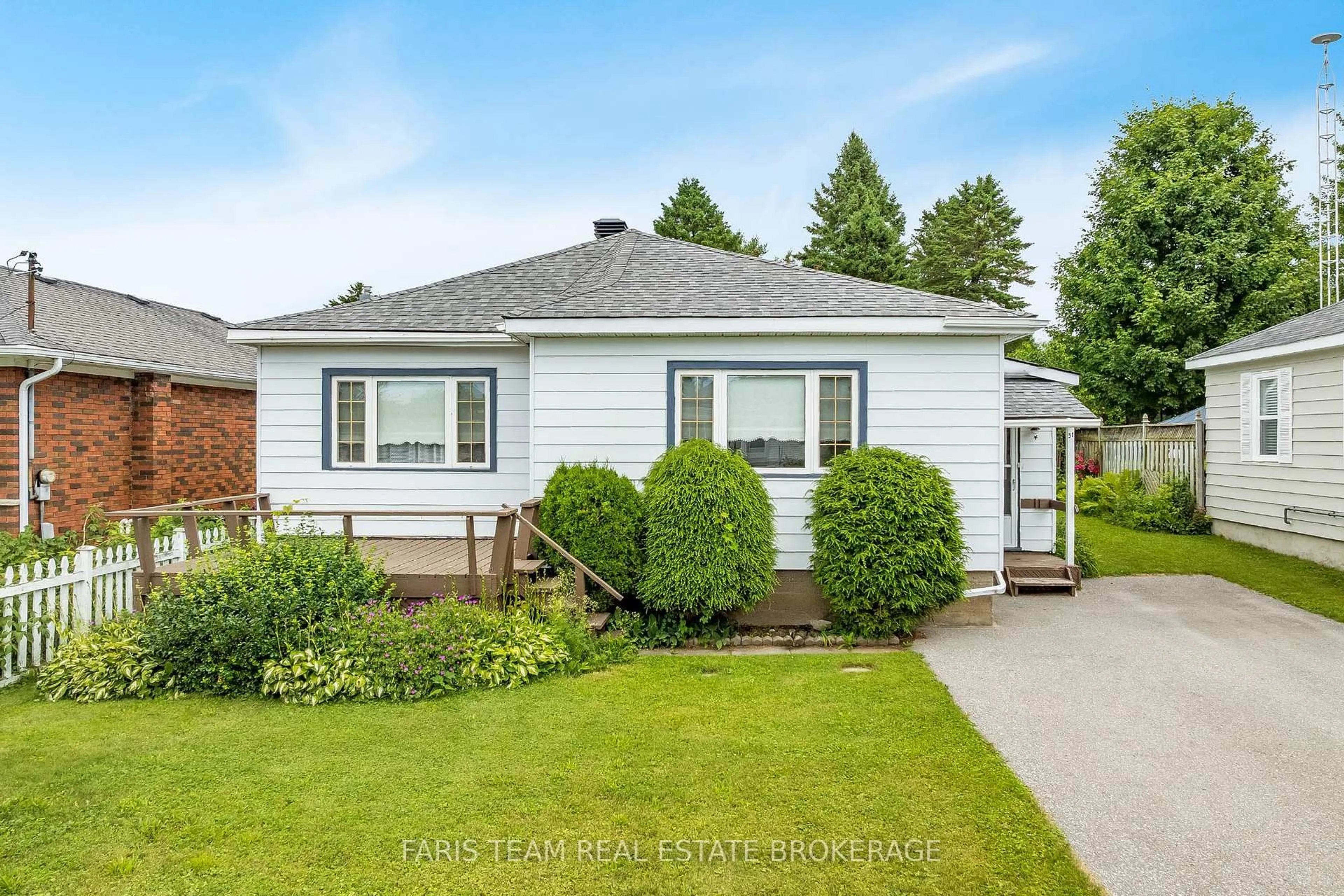 Home with vinyl exterior material, street for 51 Harriet St, Penetanguishene Ontario L9M 1L1