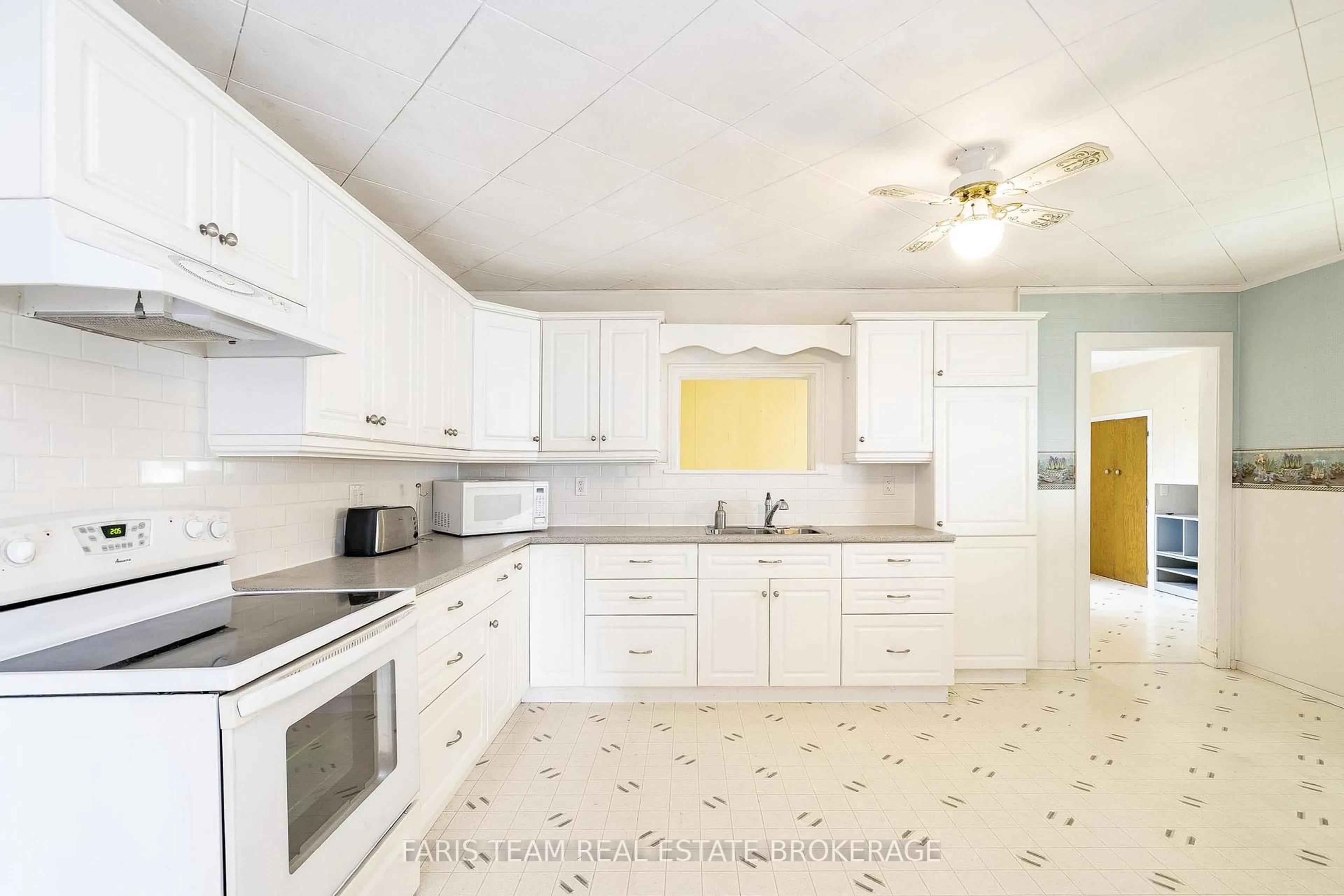 Standard kitchen, ceramic/tile floor for 51 Harriet St, Penetanguishene Ontario L9M 1L1