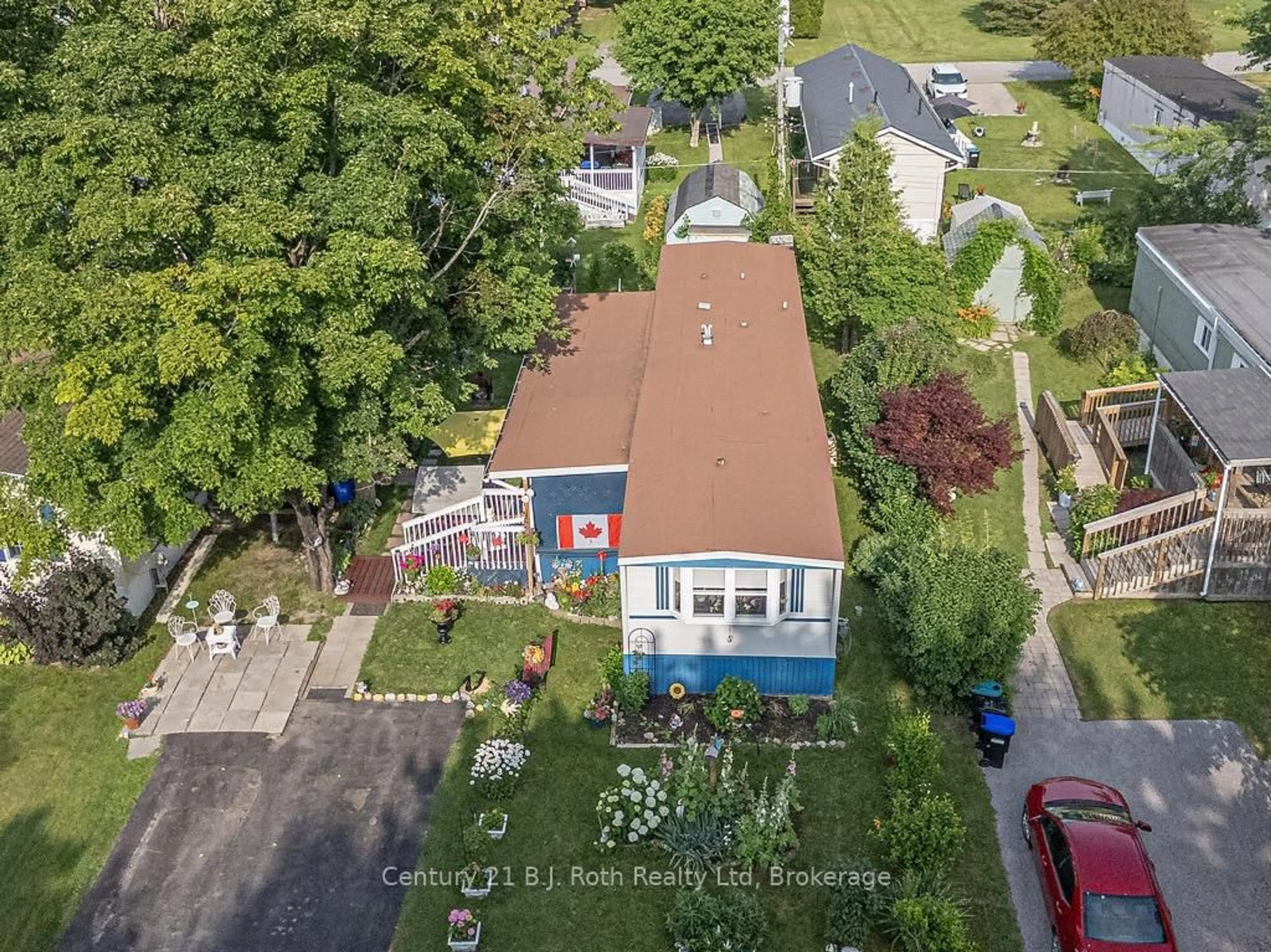 A pic from outside/outdoor area/front of a property/back of a property/a pic from drone, unknown for 25 Vic's Rd, Midland Ontario L4R 0B9