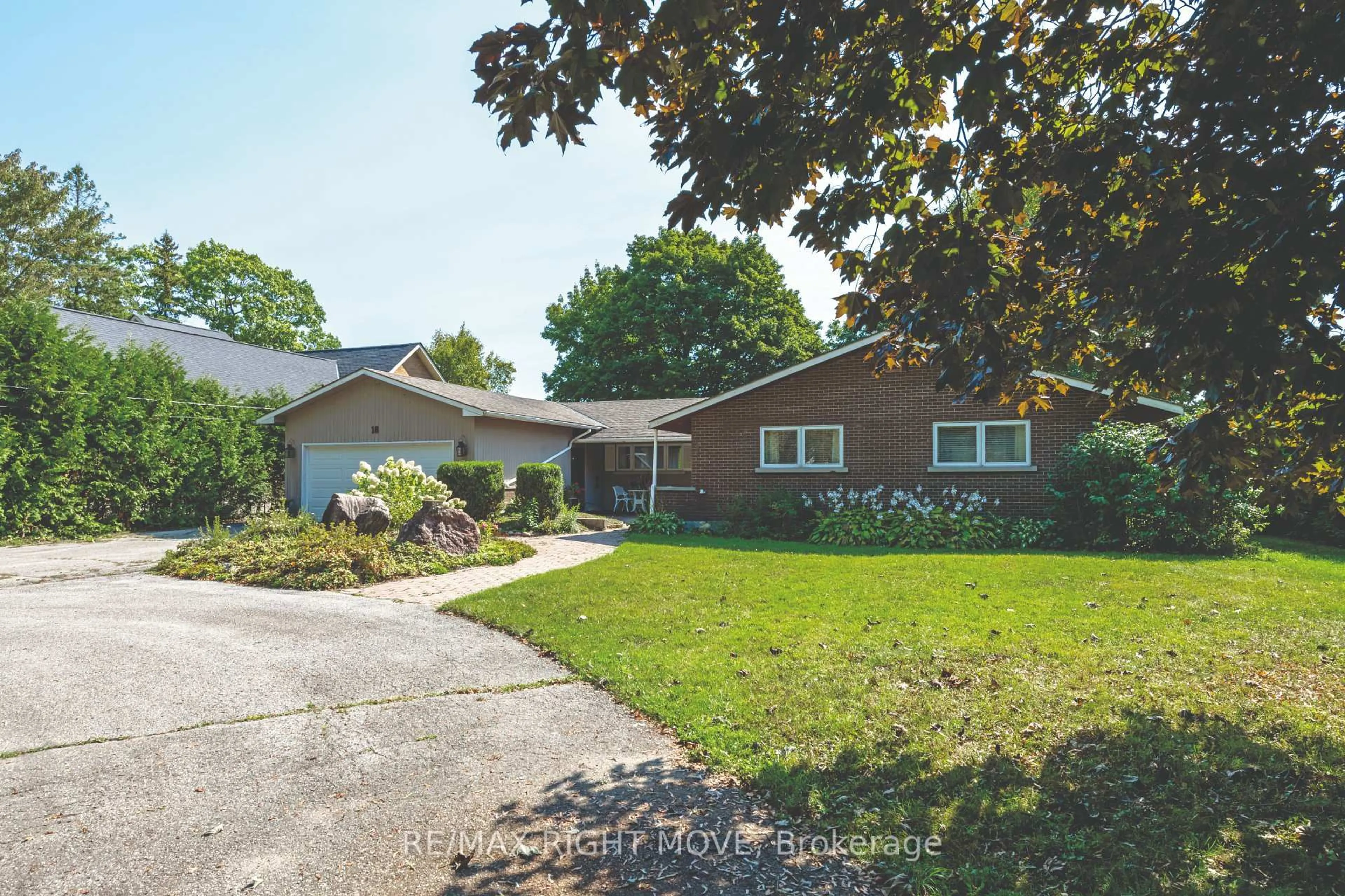 A pic from outside/outdoor area/front of a property/back of a property/a pic from drone, street for 18 Maple Dr, Orillia Ontario L3V 3W2