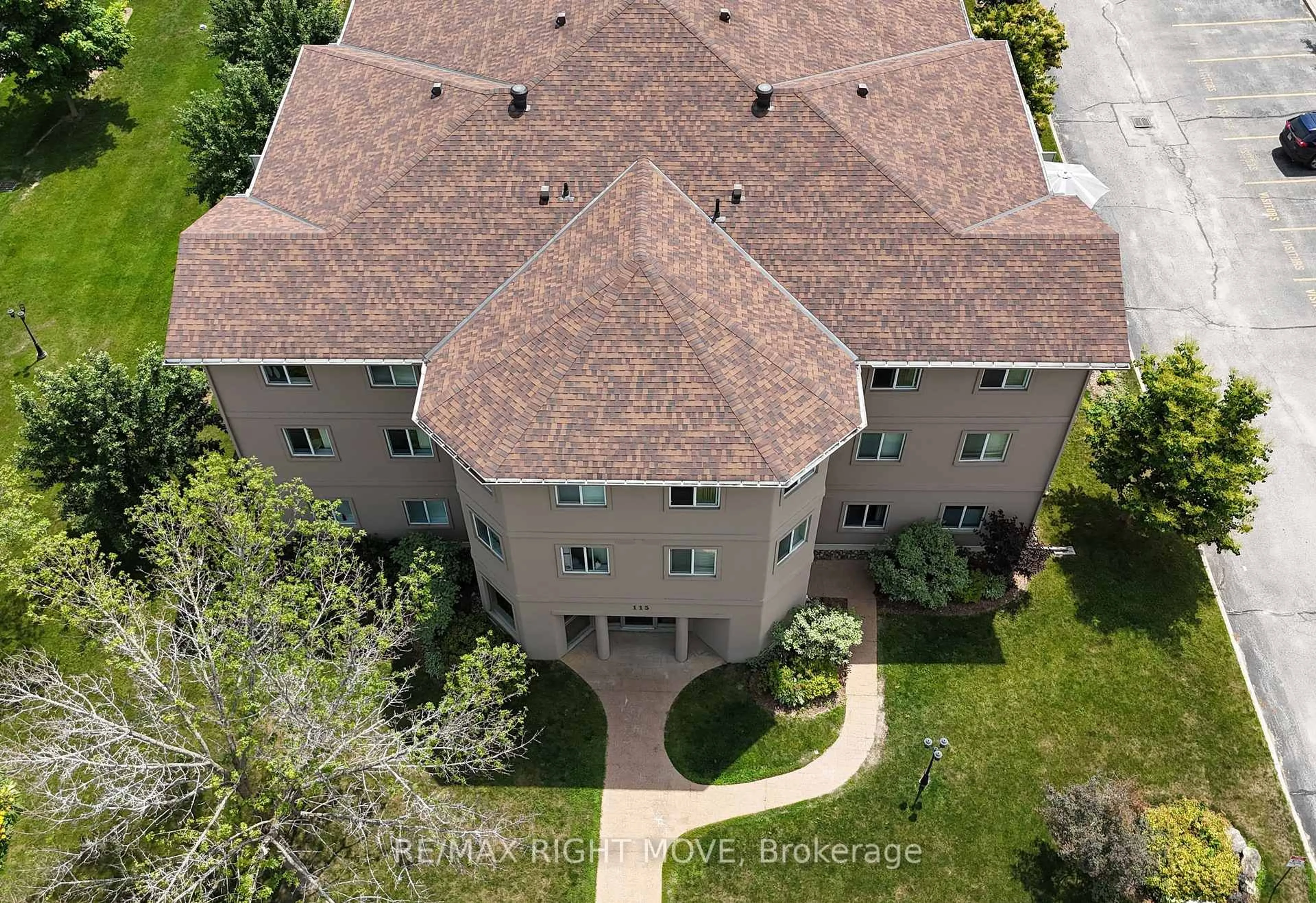 A pic from outside/outdoor area/front of a property/back of a property/a pic from drone, building for 115 Bond St #108, Orillia Ontario L3V 1J7