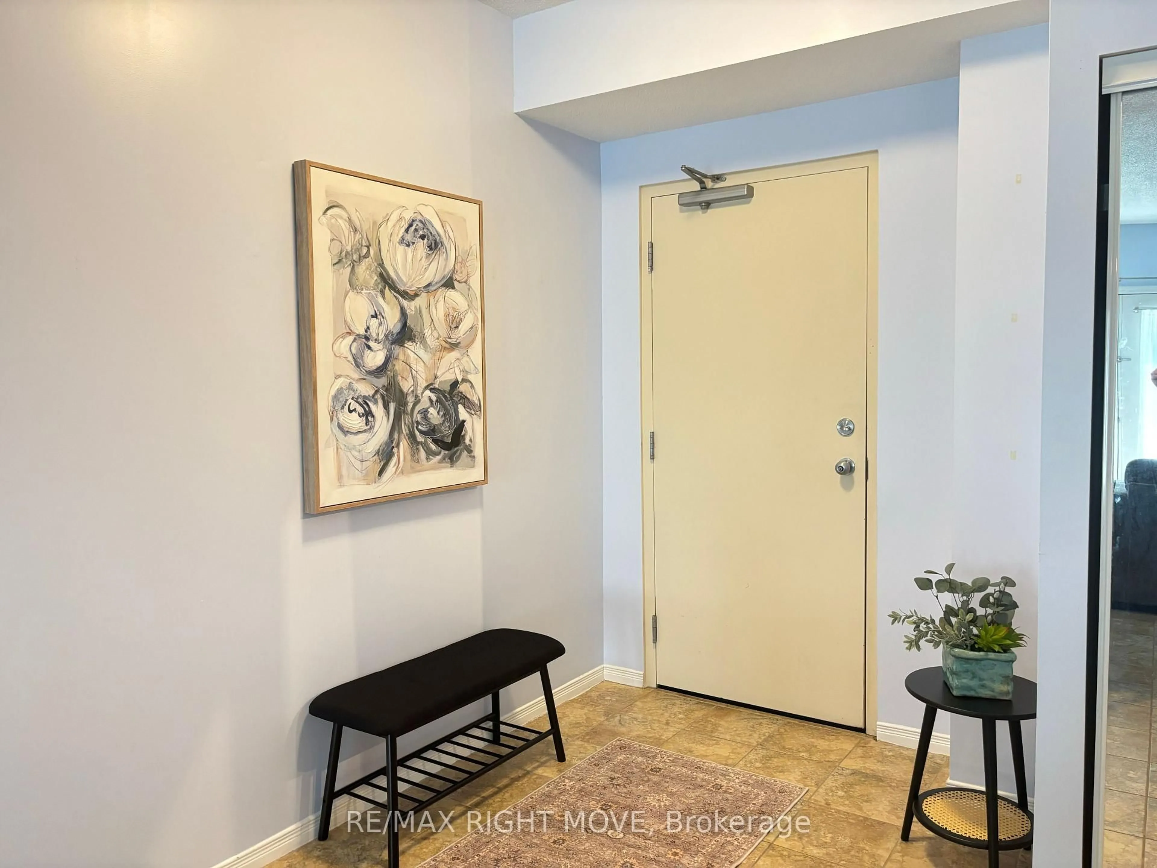 Indoor entryway for 115 Bond St #108, Orillia Ontario L3V 1J7