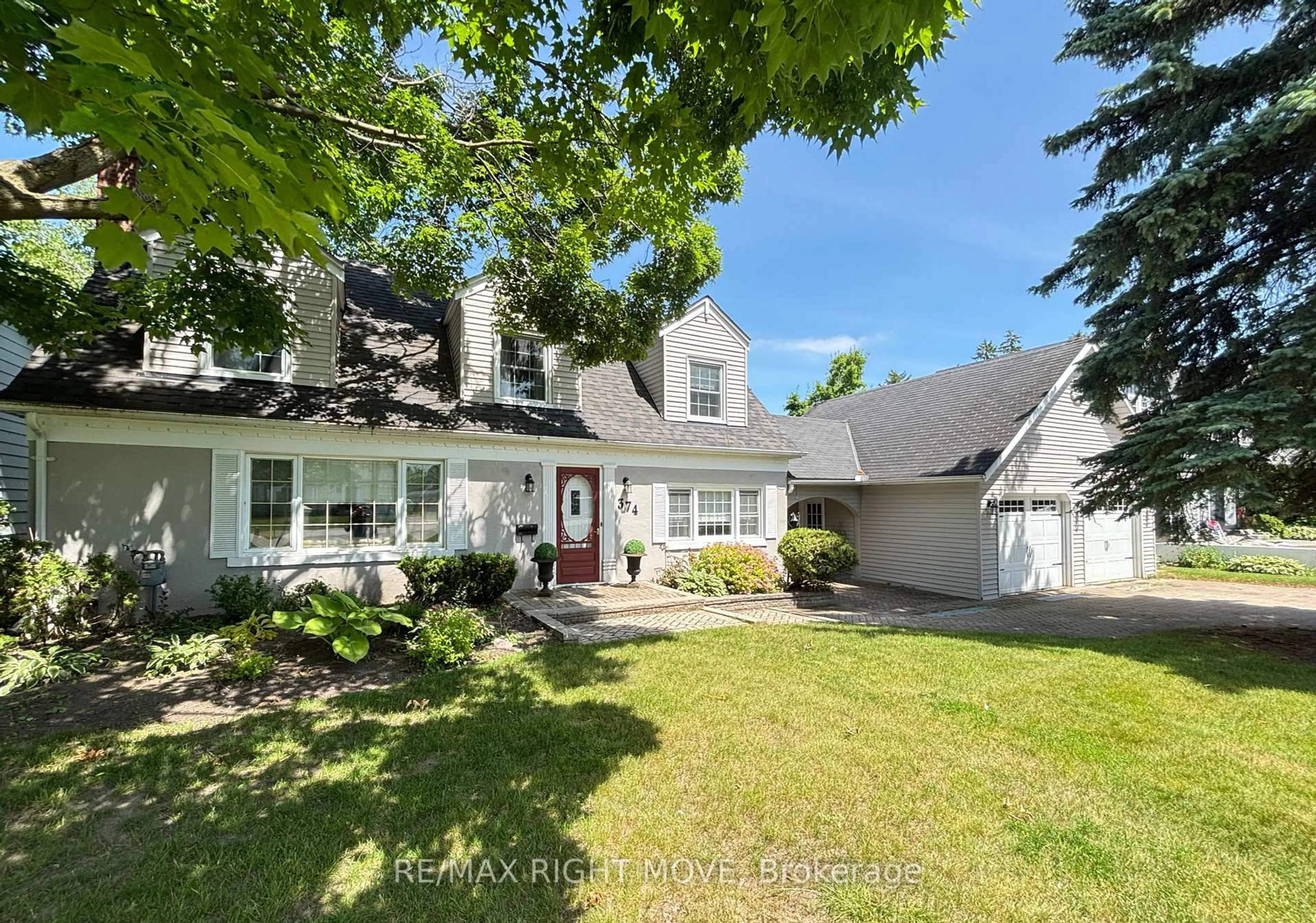A pic from outside/outdoor area/front of a property/back of a property/a pic from drone, street for 374 Peter St, Orillia Ontario L3V 5A6