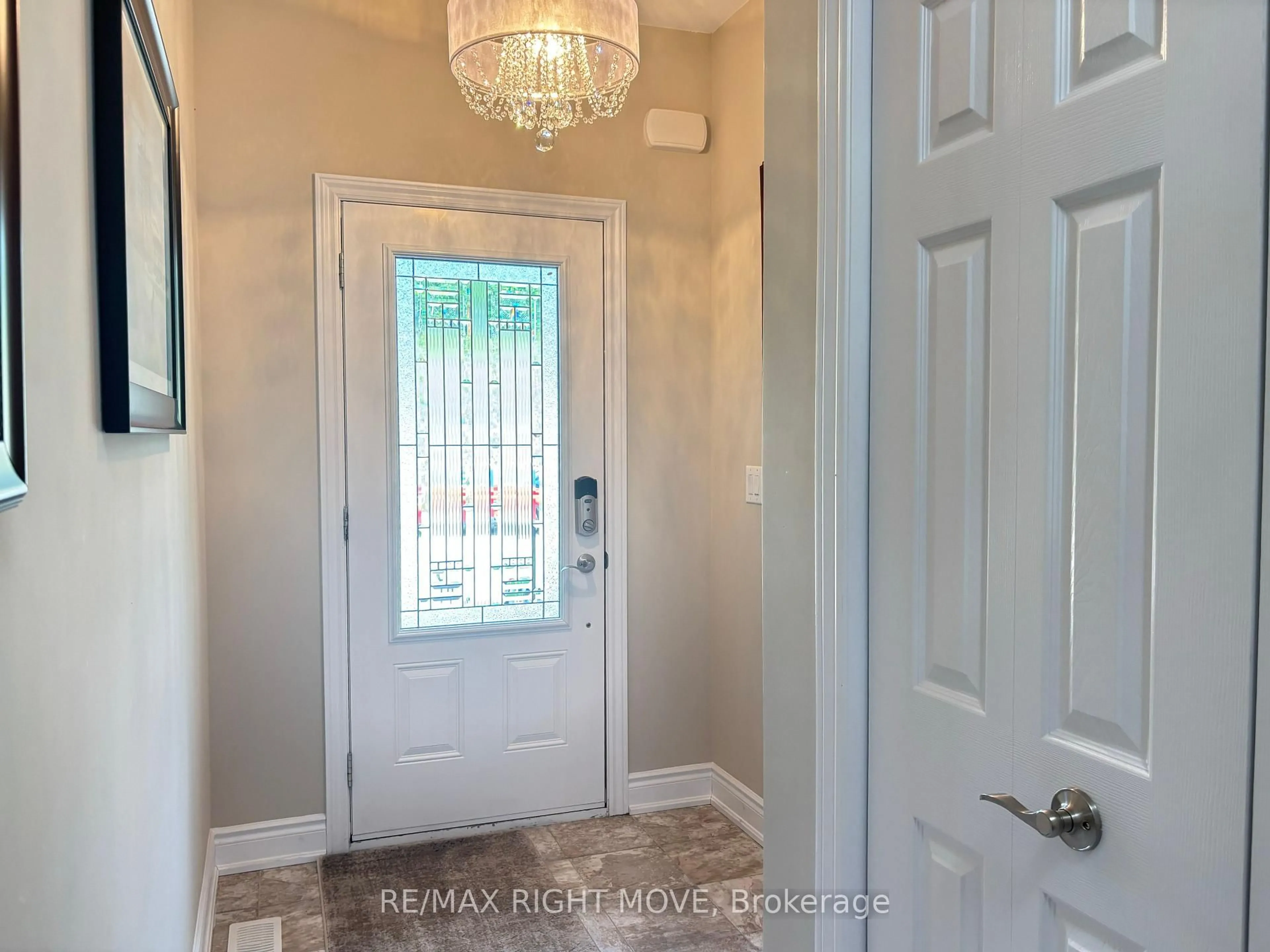 Indoor entryway for 128 Lily Dr, Orillia Ontario L3V 0G3