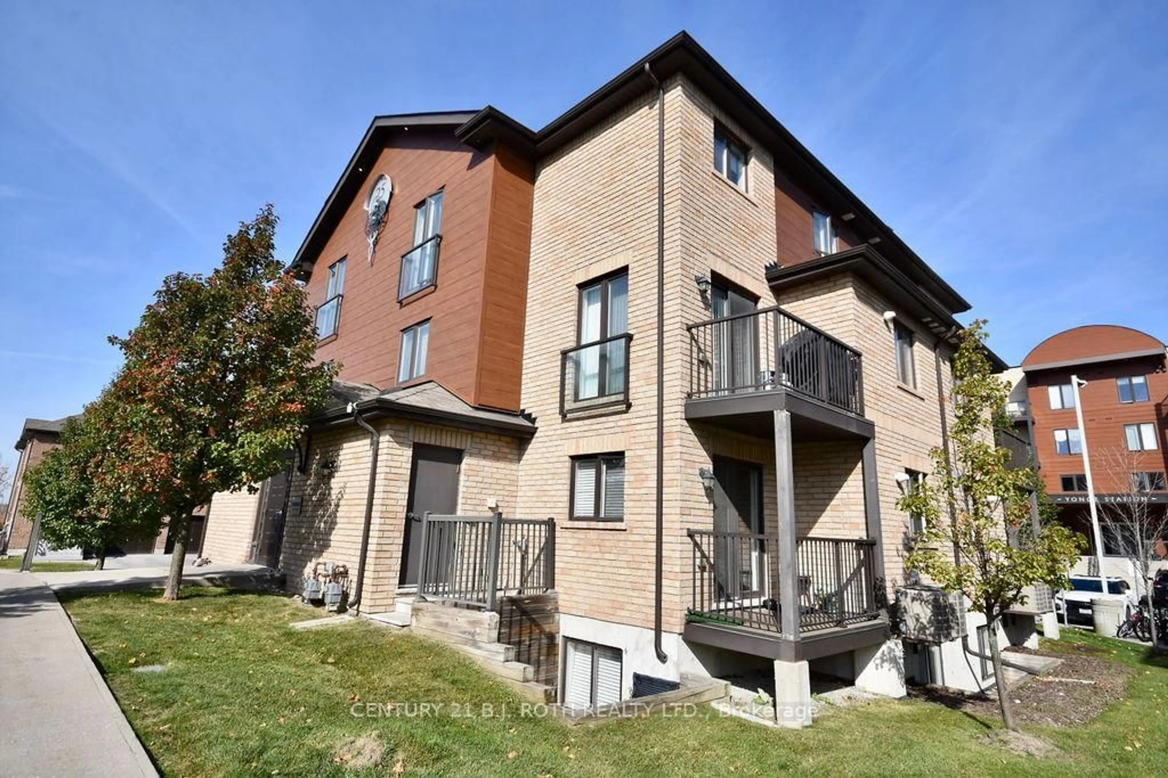 Home with brick exterior material, building for 25 Madelaine Dr #5, Barrie Ontario L9J 0G8