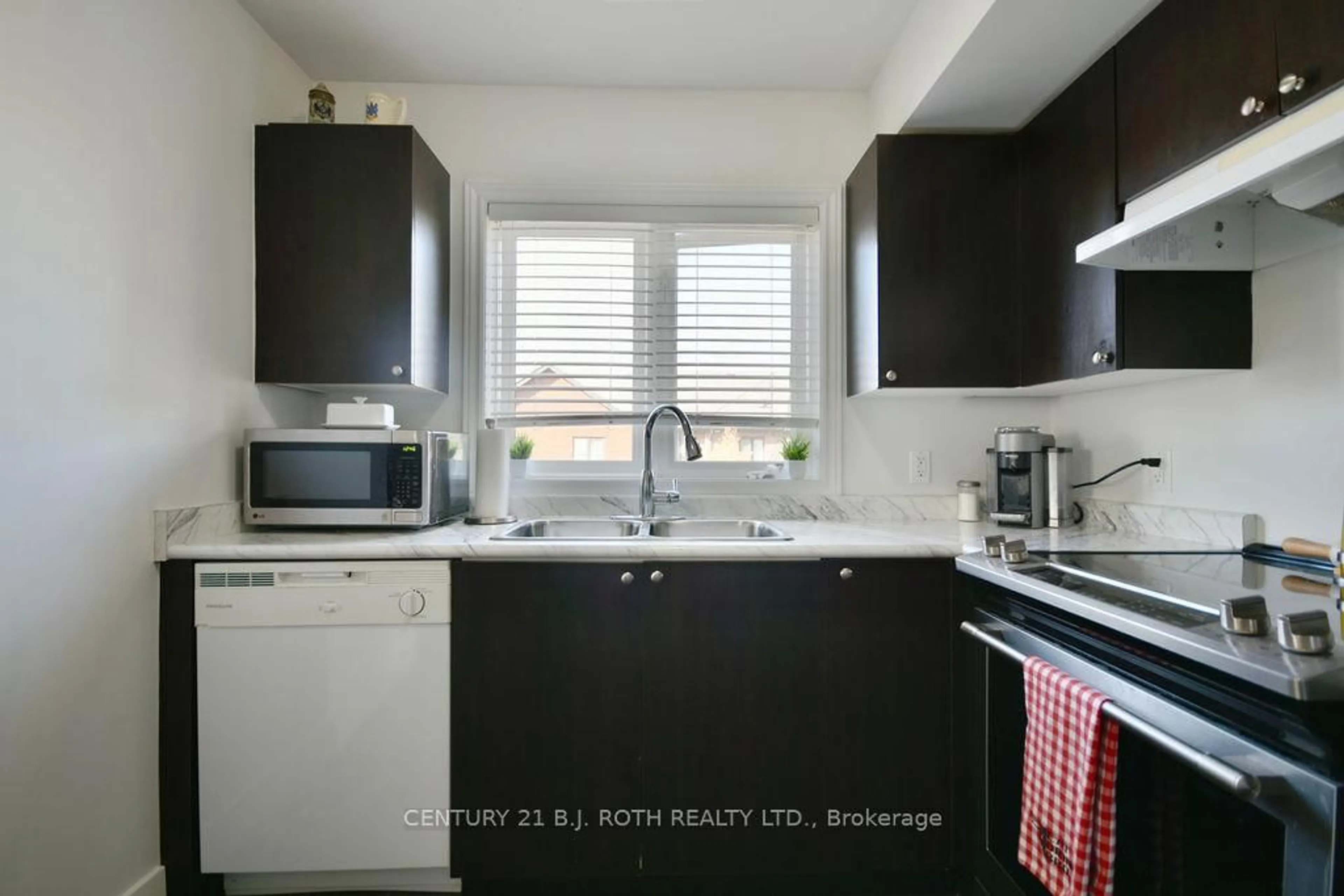 Standard kitchen, wood/laminate floor for 25 Madelaine Dr #5, Barrie Ontario L9J 0G8