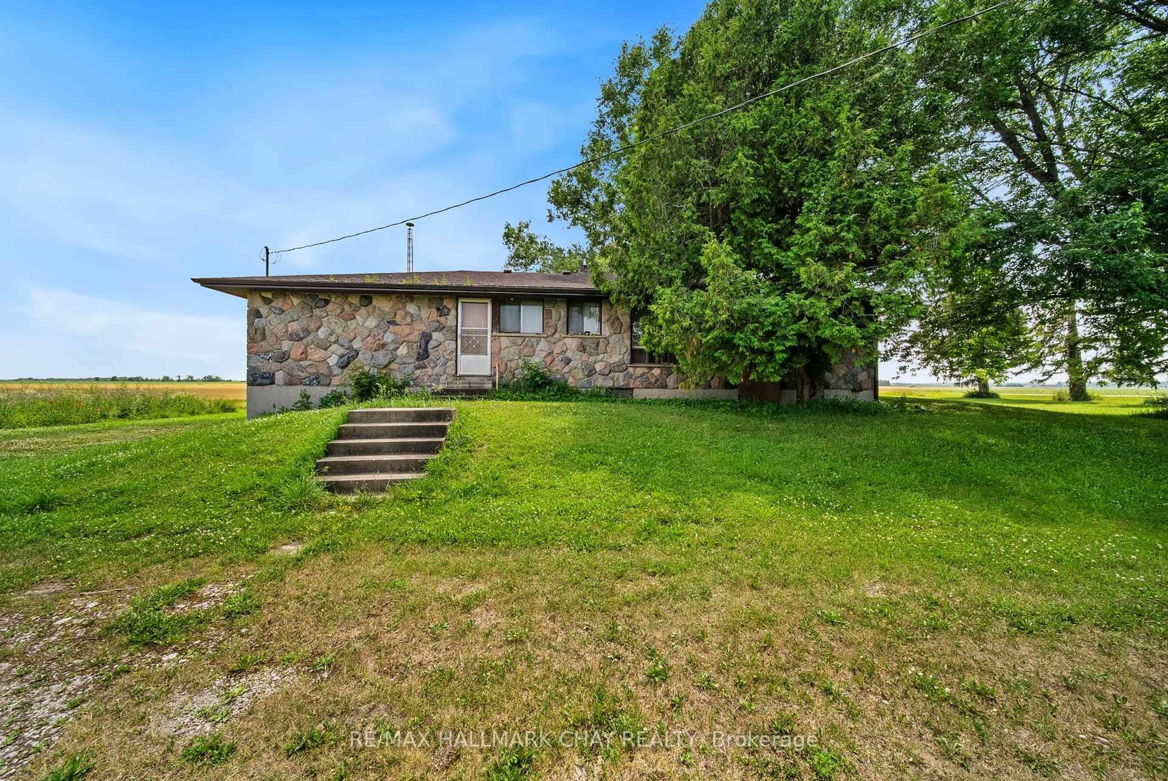 A pic from outside/outdoor area/front of a property/back of a property/a pic from drone, building for 2247 15/16 Sdrd S Sunn, Clearview Ontario L0M 1N0