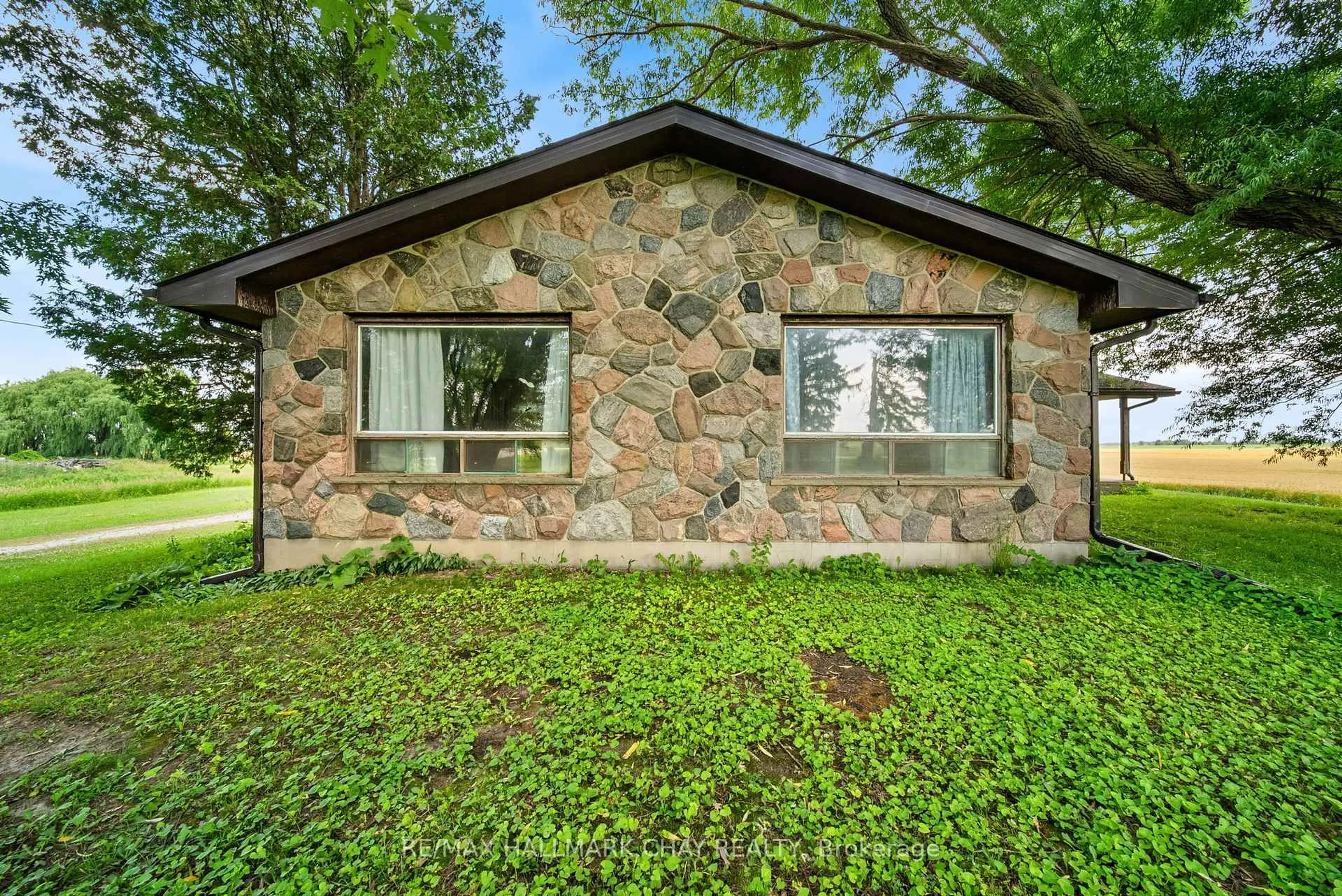 Home with brick exterior material, building for 2247 15/16 Sdrd S Sunn, Clearview Ontario L0M 1N0