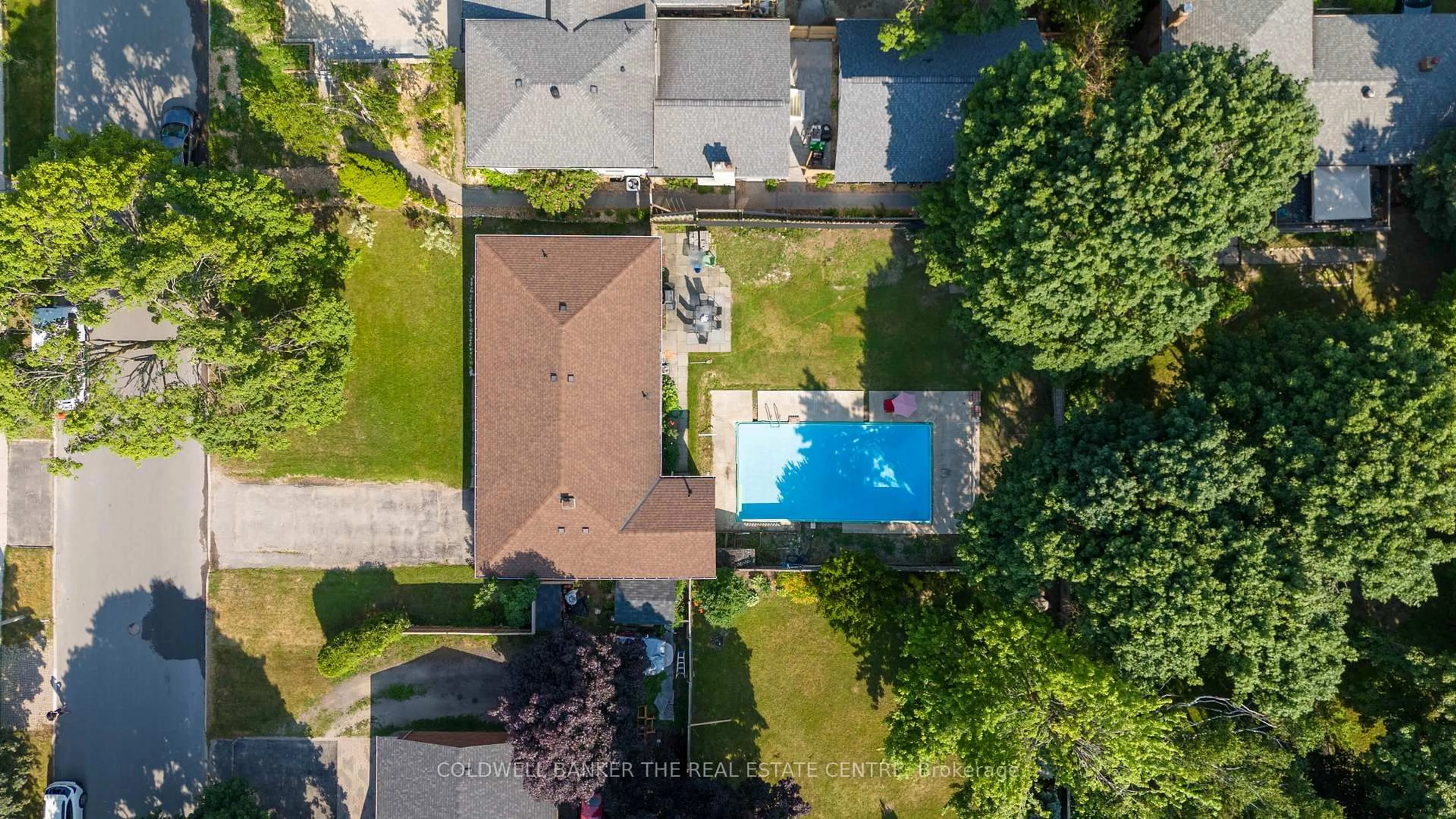 A pic from outside/outdoor area/front of a property/back of a property/a pic from drone, street for 40 Springhome Rd, Barrie Ontario L4N 2W8