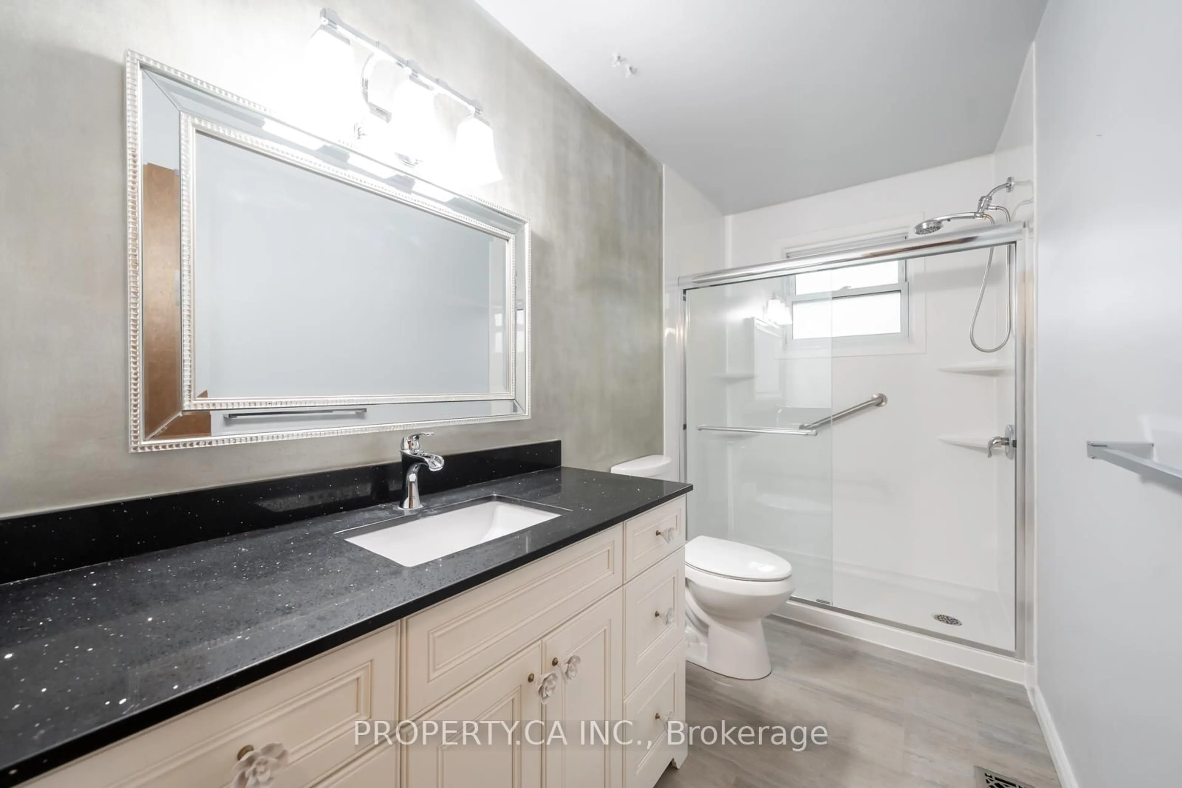 Standard bathroom, ceramic/tile floor for 427 Jamieson Dr, Orillia Ontario L3V 4Y6