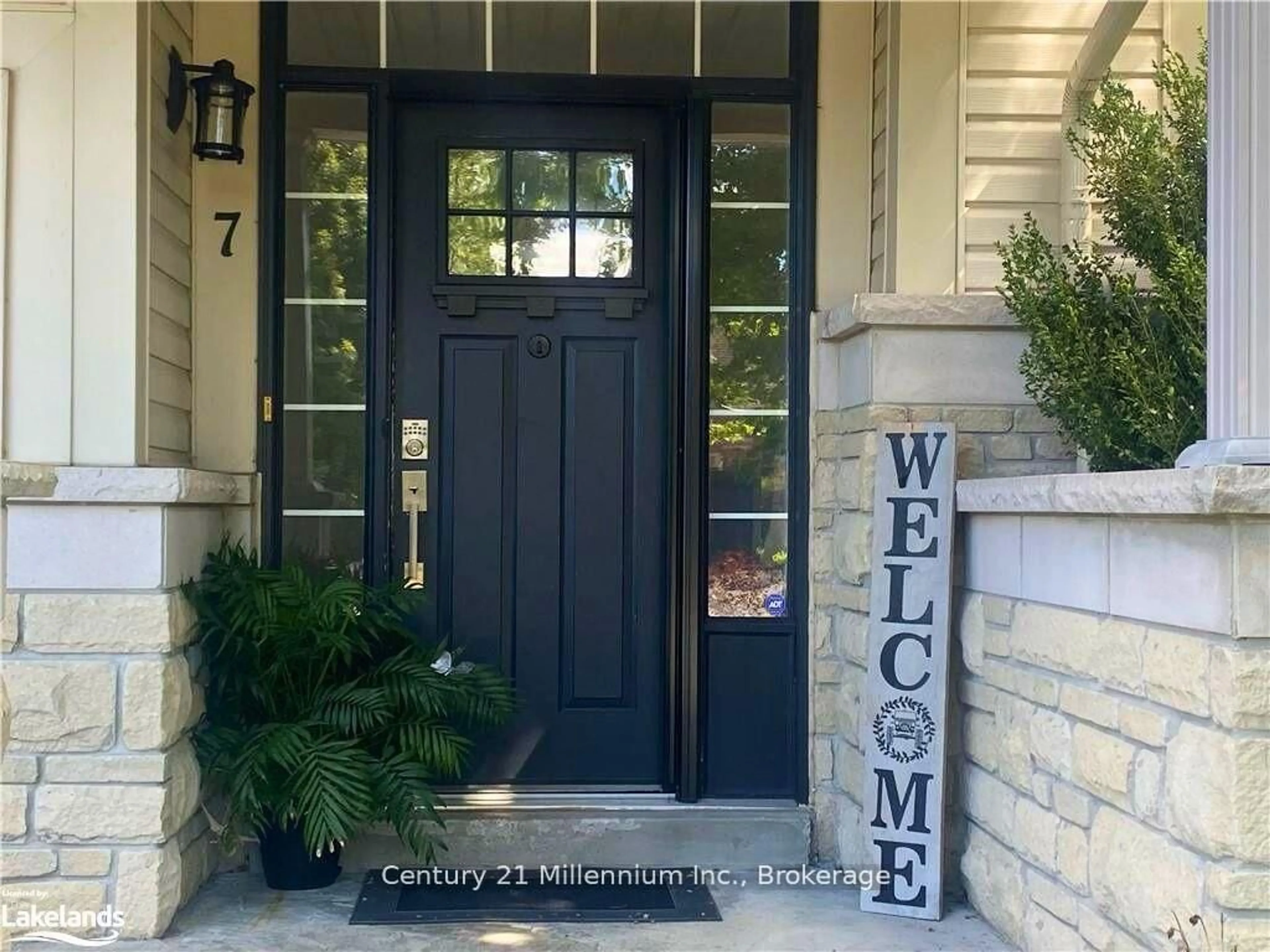 Indoor entryway for 7 Sparrow Lane, Wasaga Beach Ontario L9Z 1A9