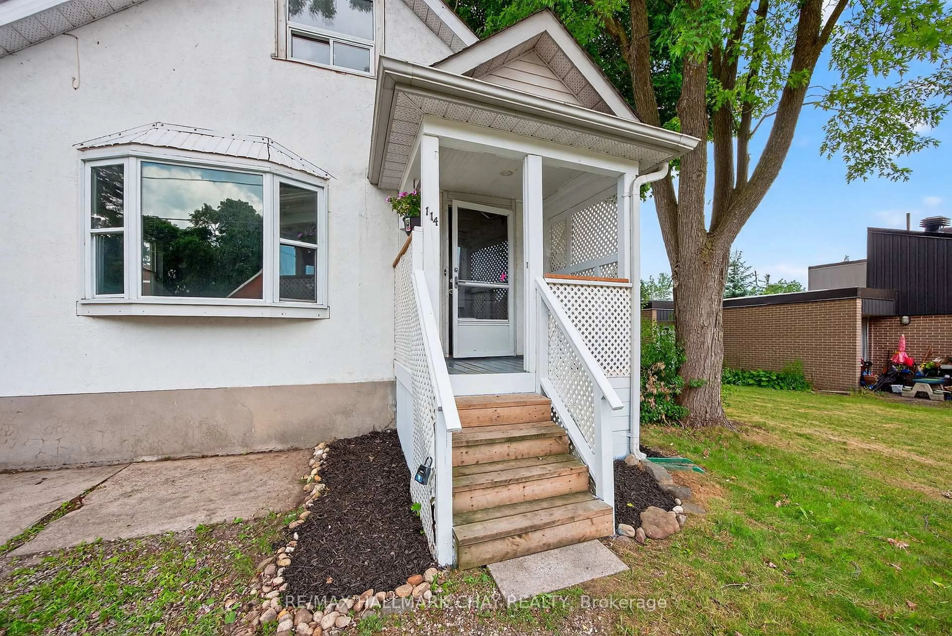 Home with vinyl exterior material, street for 114 Burton Ave, Barrie Ontario L4N 2R8