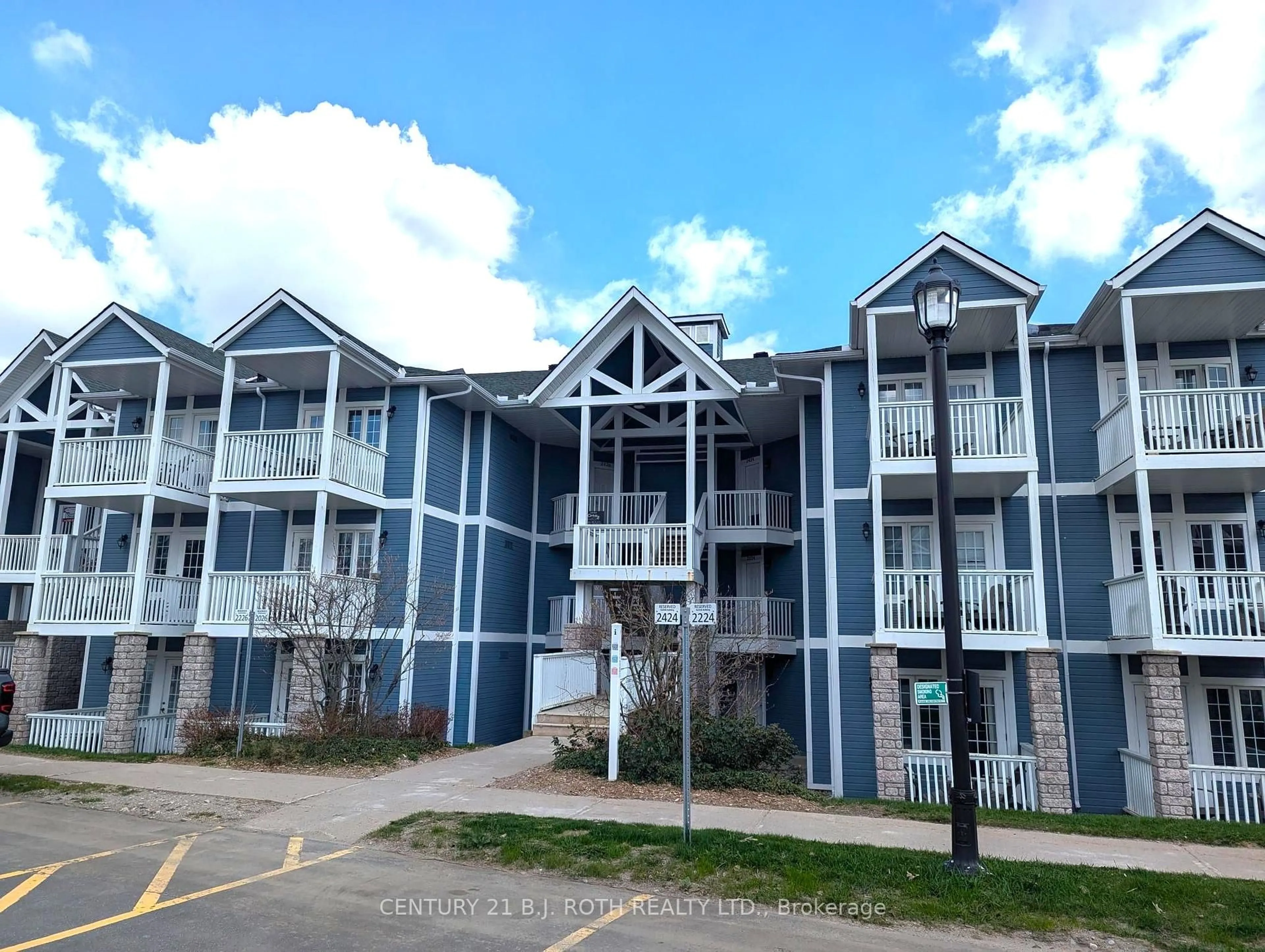 A pic from outside/outdoor area/front of a property/back of a property/a pic from drone, building for 90 Highland Dr #2426, 2427, Oro-Medonte Ontario L0L 2L0