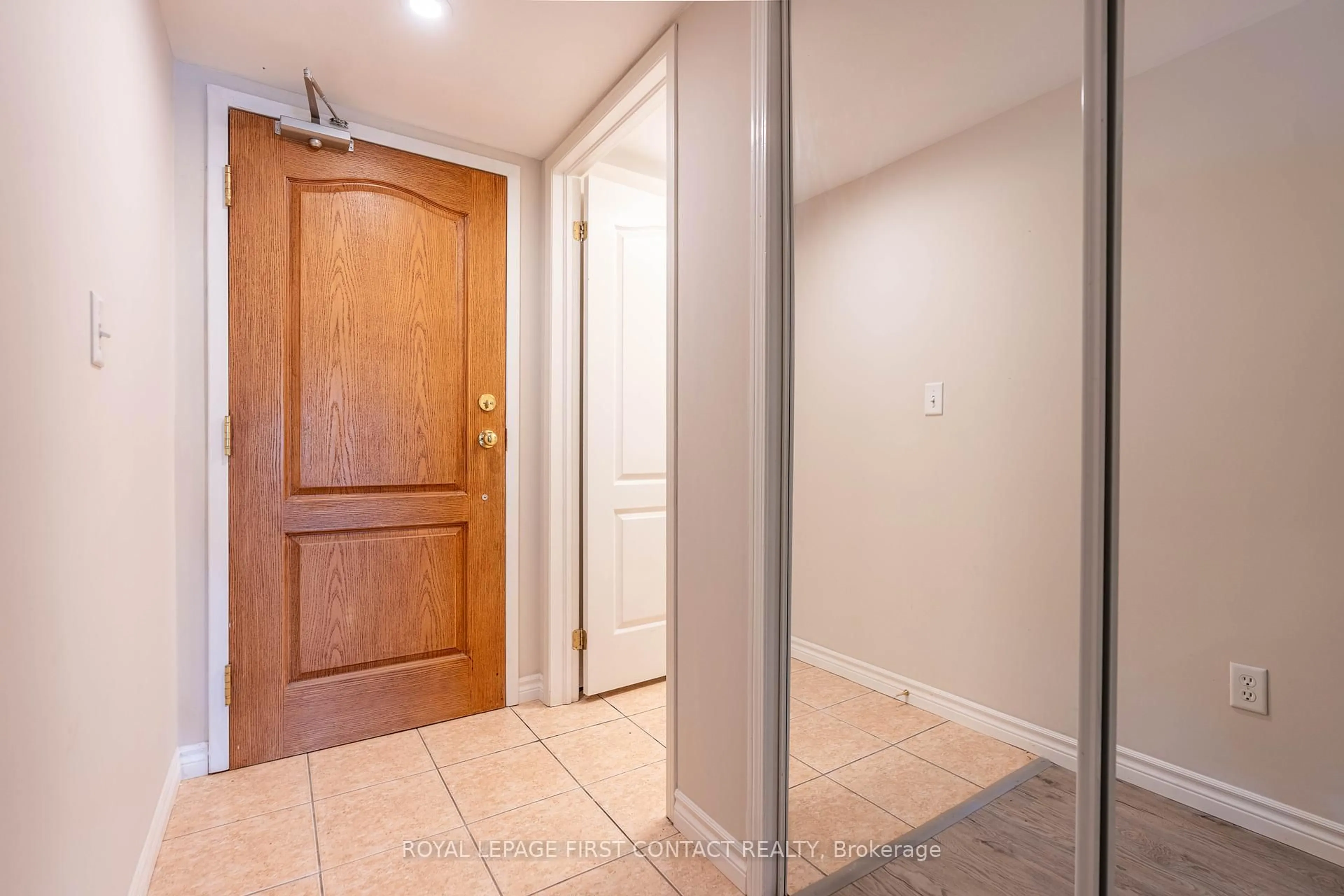Indoor entryway for 117 EDGEHILL Dr #103, Barrie Ontario L4N 1L9