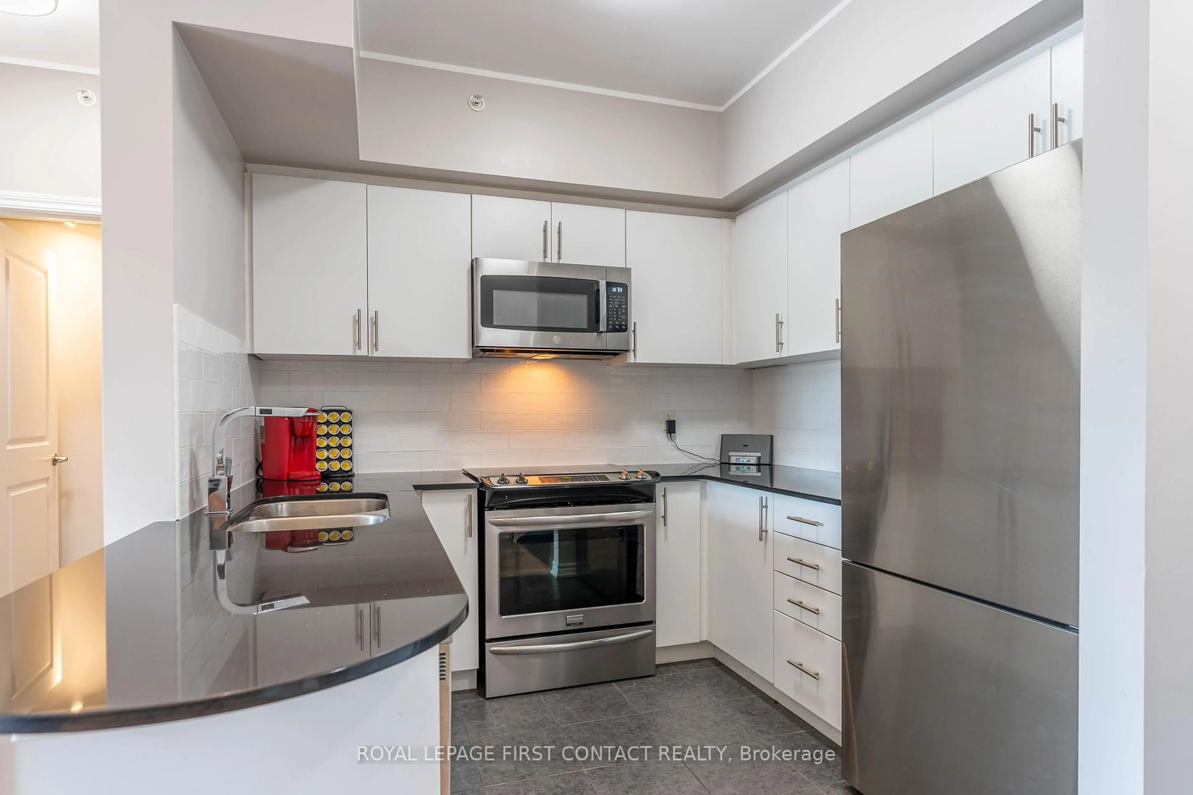 Standard kitchen, unknown for 7 GREENWICH St #403, Barrie Ontario L4N 7Y8