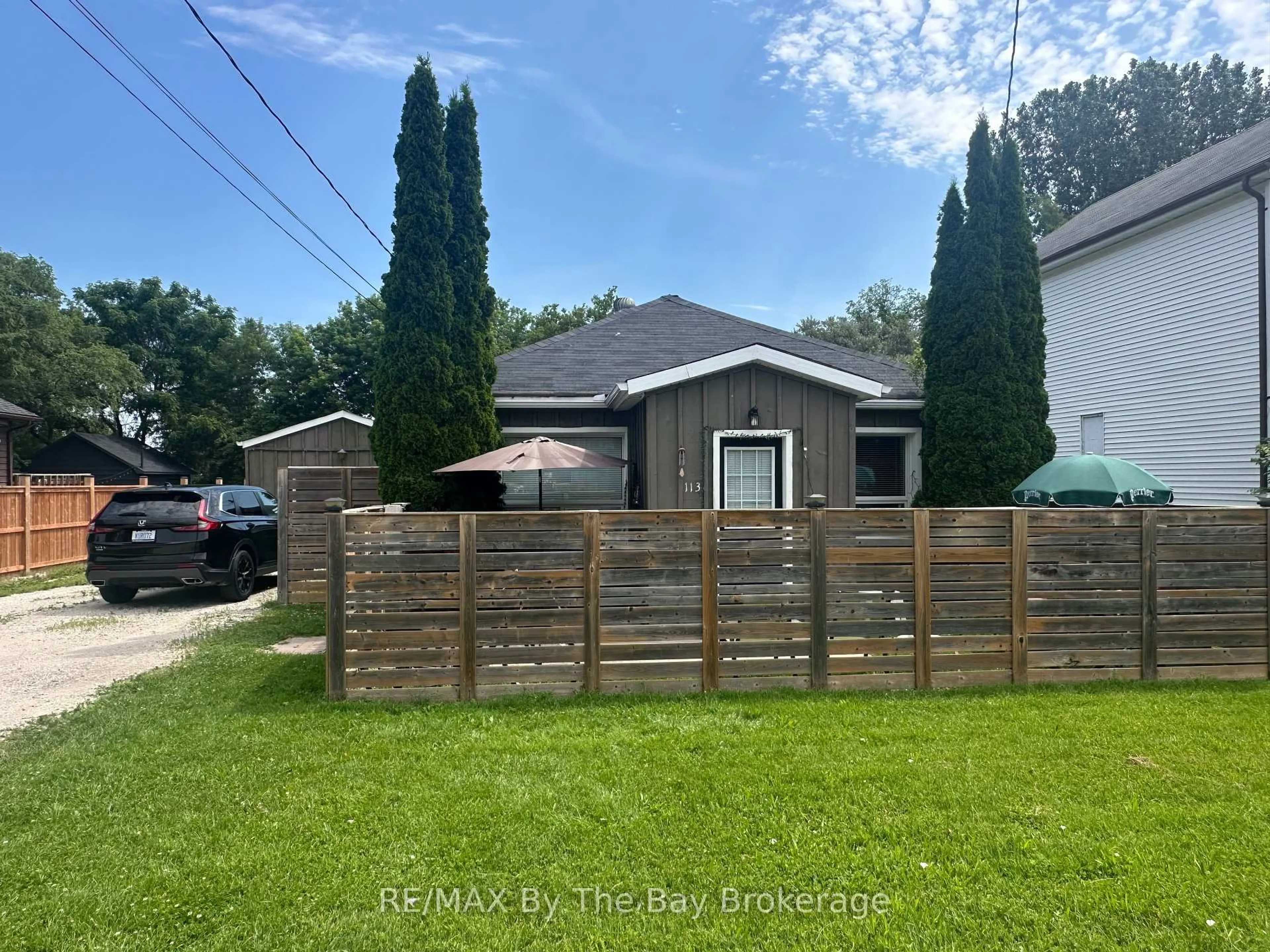 A pic from outside/outdoor area/front of a property/back of a property/a pic from drone, street for 113 Spruce St, Collingwood Ontario L9Y 3G8