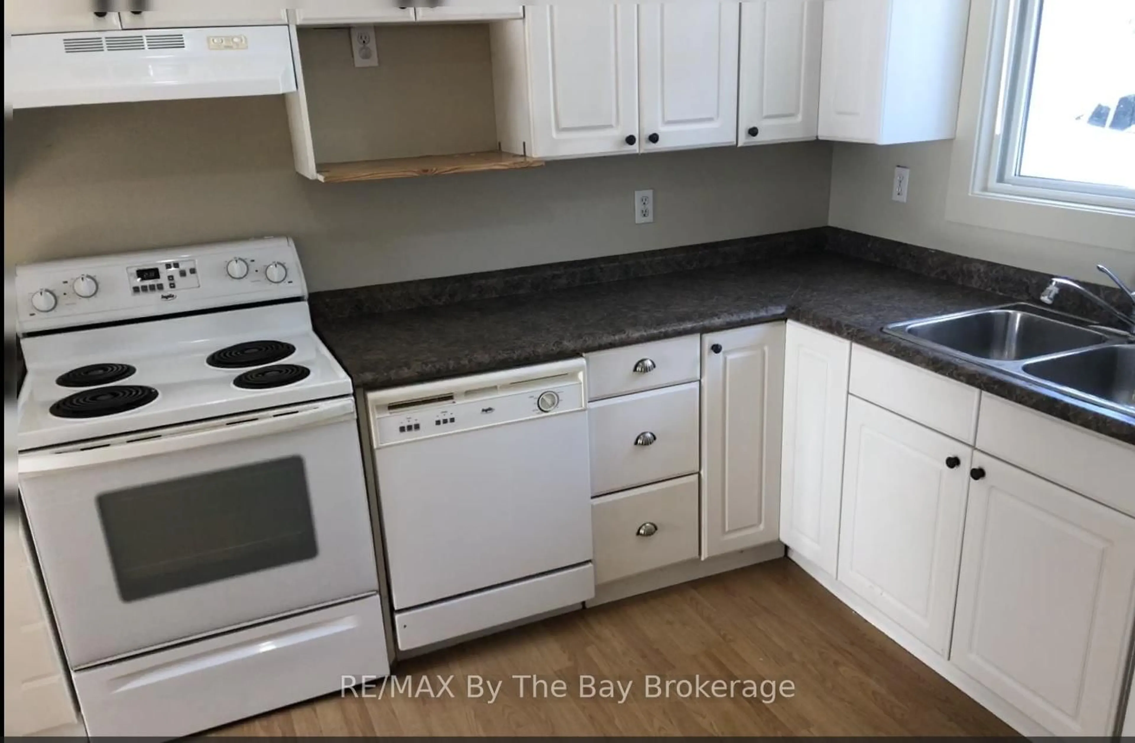 Standard kitchen, ceramic/tile floor for 113 Spruce St, Collingwood Ontario L9Y 3G8