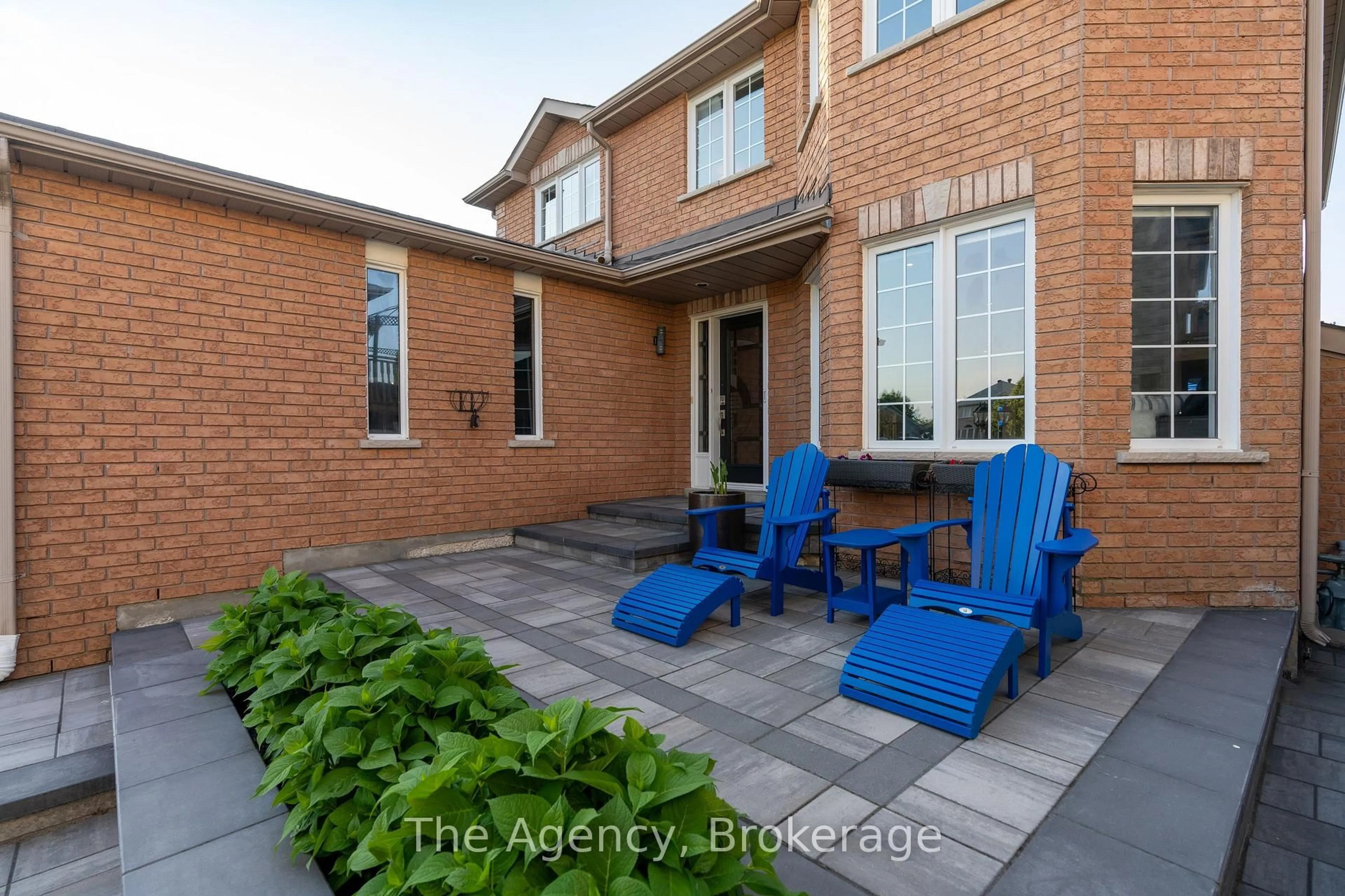 Patio, street for 7 Higgin Crt, Barrie Ontario L4N 0R1