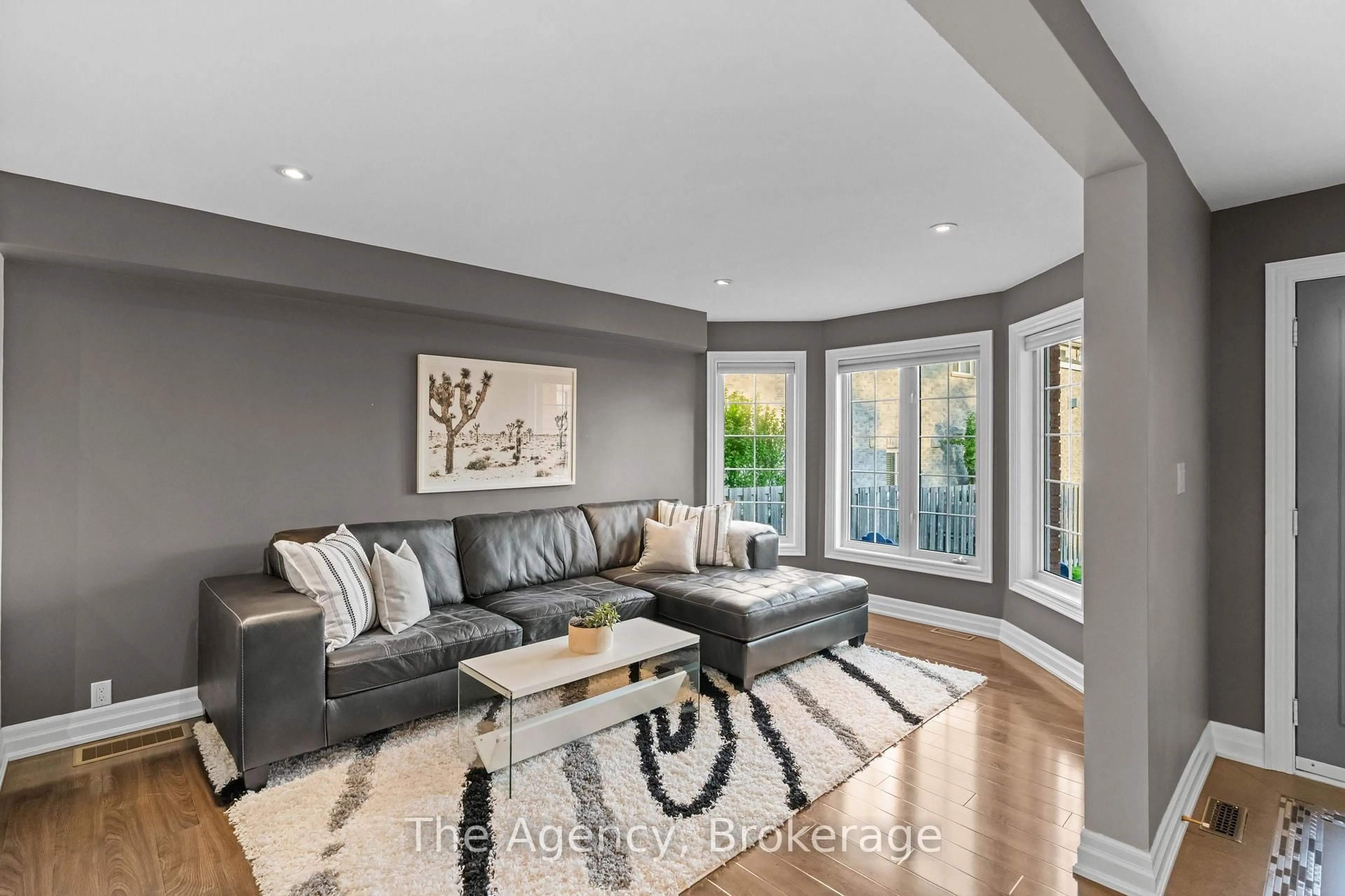 Living room with furniture, unknown for 7 Higgin Crt, Barrie Ontario L4N 0R1