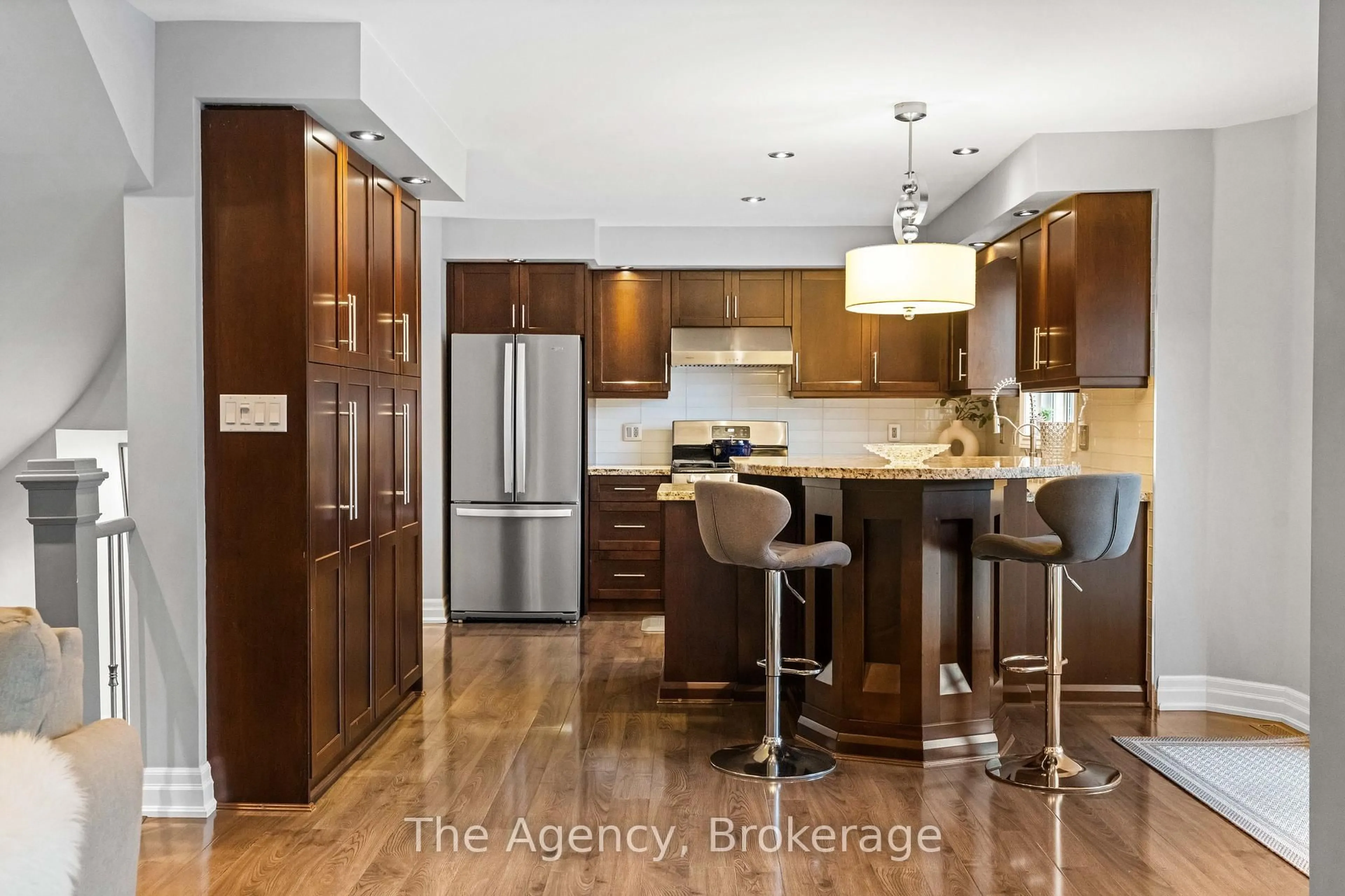 Open concept kitchen, wood/laminate floor for 7 Higgin Crt, Barrie Ontario L4N 0R1