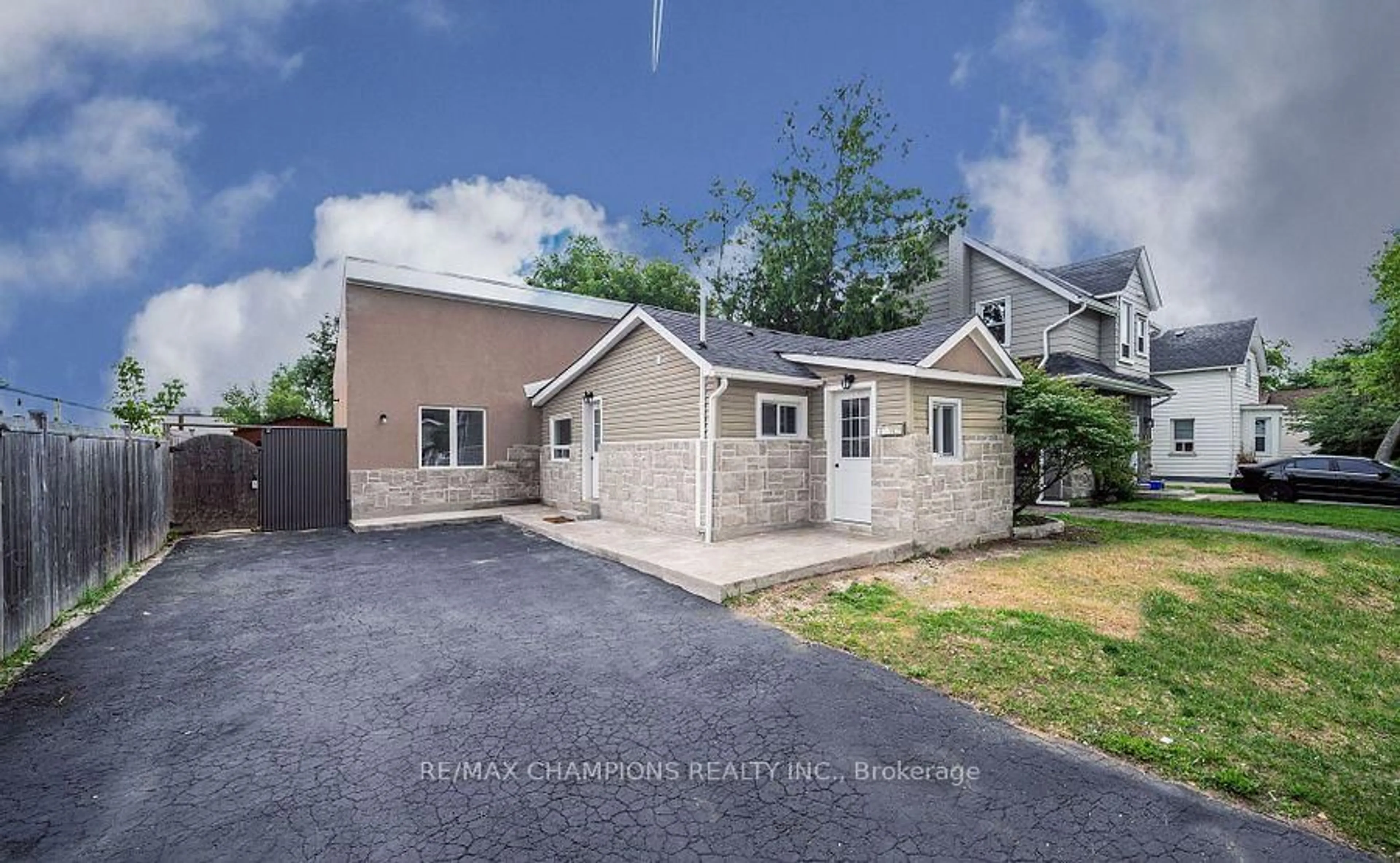 A pic from outside/outdoor area/front of a property/back of a property/a pic from drone, street for 112 John St, Barrie Ontario L4N 2K8