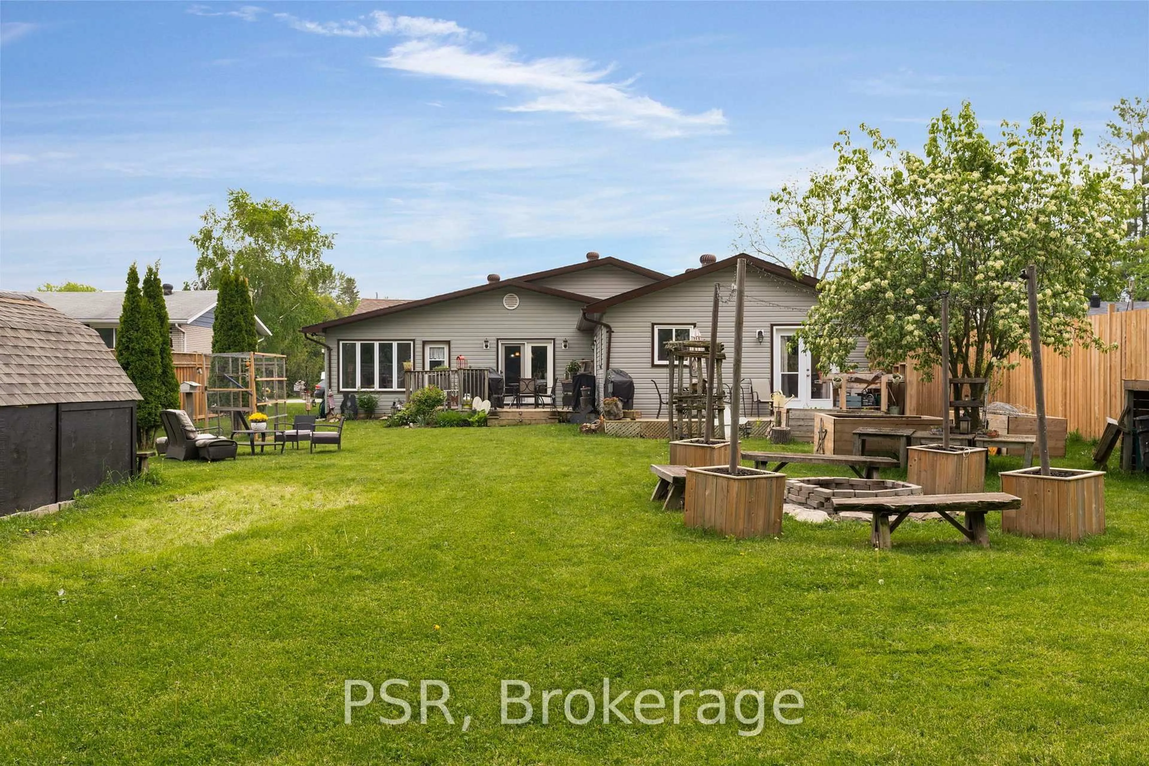 A pic from outside/outdoor area/front of a property/back of a property/a pic from drone, street for 206 William St, Clearview Ontario L0M 1S0