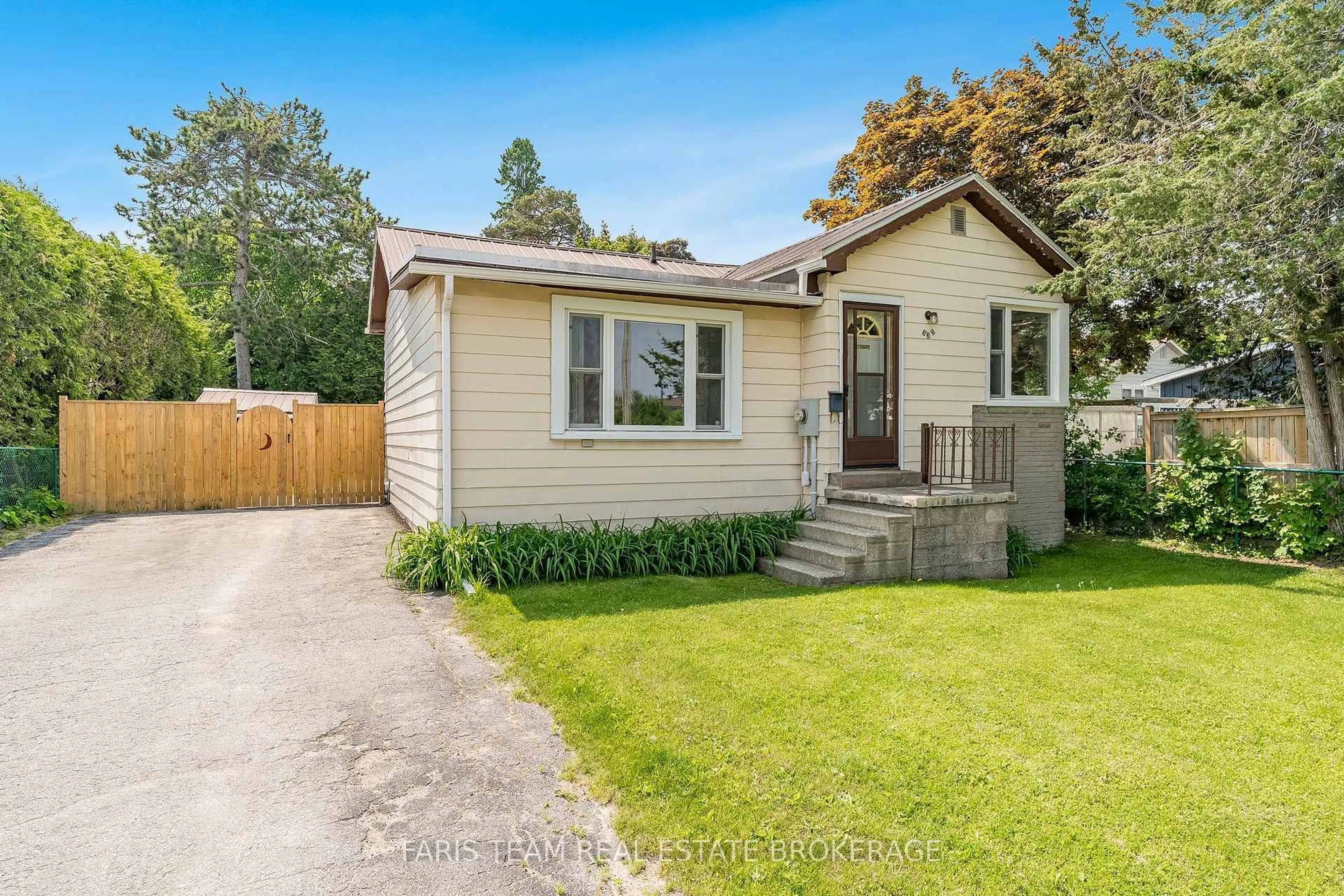Home with vinyl exterior material, street for 335 John St, Midland Ontario L4R 2J6