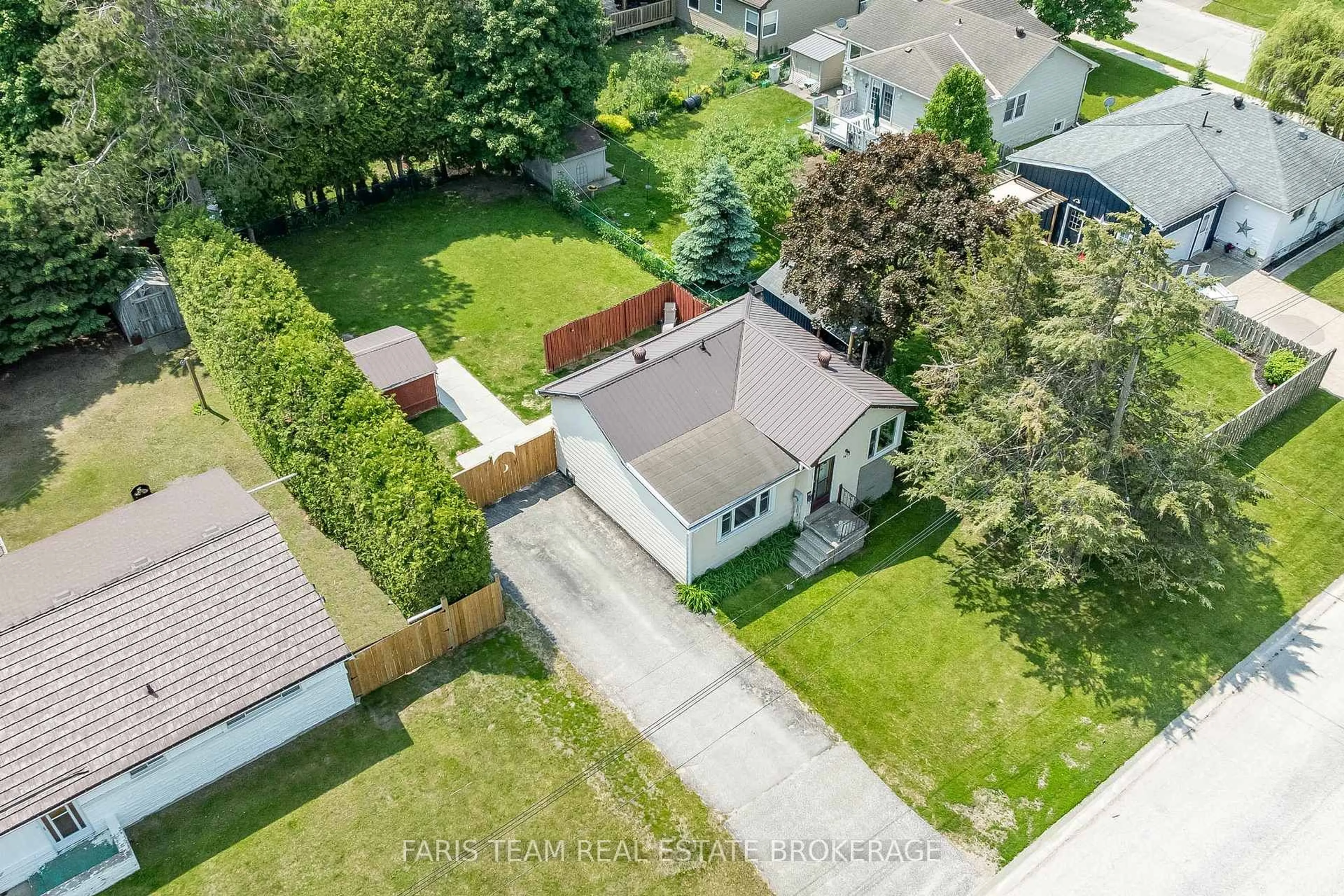 A pic from outside/outdoor area/front of a property/back of a property/a pic from drone, street for 335 John St, Midland Ontario L4R 2J6