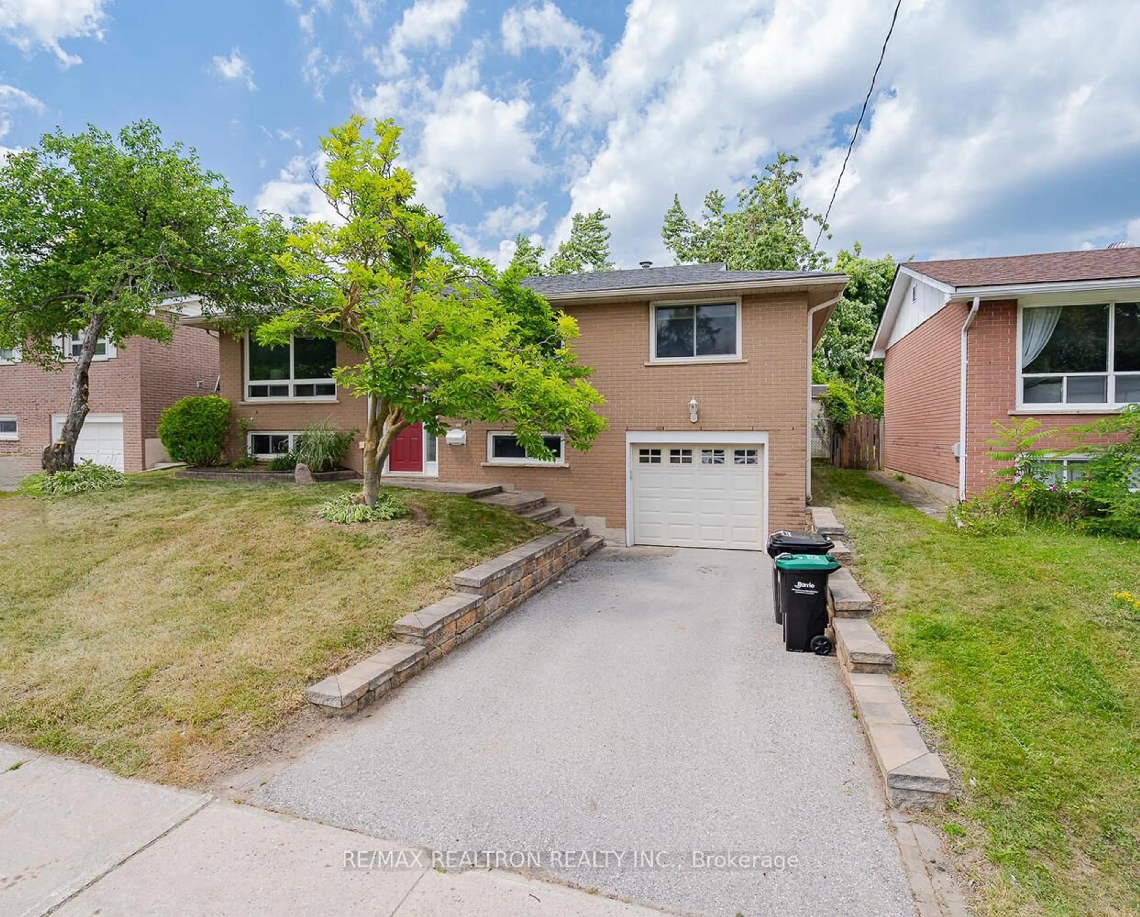 Home with brick exterior material, street for 142 Cundles Rd, Barrie Ontario L4M 2Z9