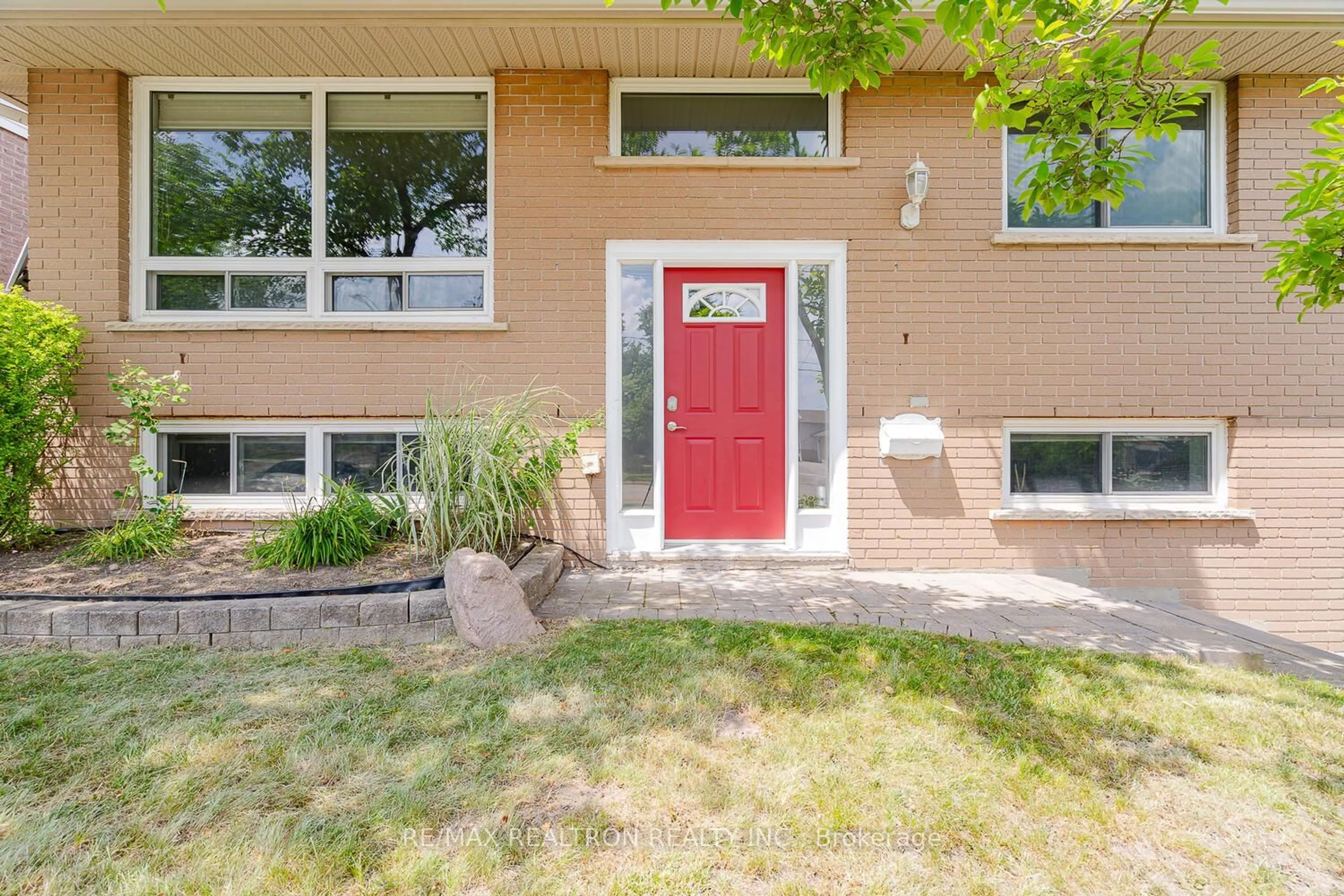 Home with brick exterior material, street for 142 Cundles Rd, Barrie Ontario L4M 2Z9