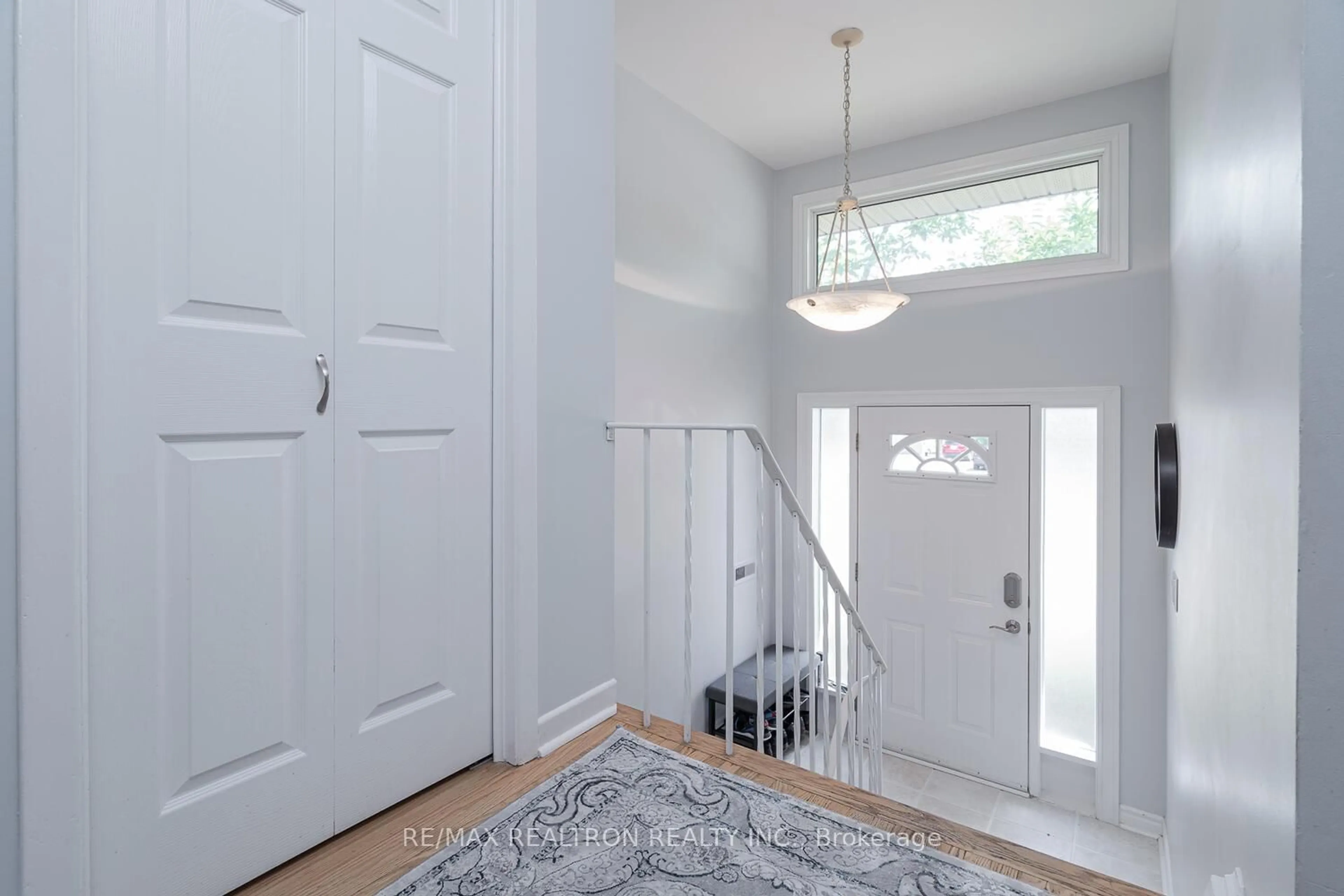 Indoor entryway for 142 Cundles Rd, Barrie Ontario L4M 2Z9