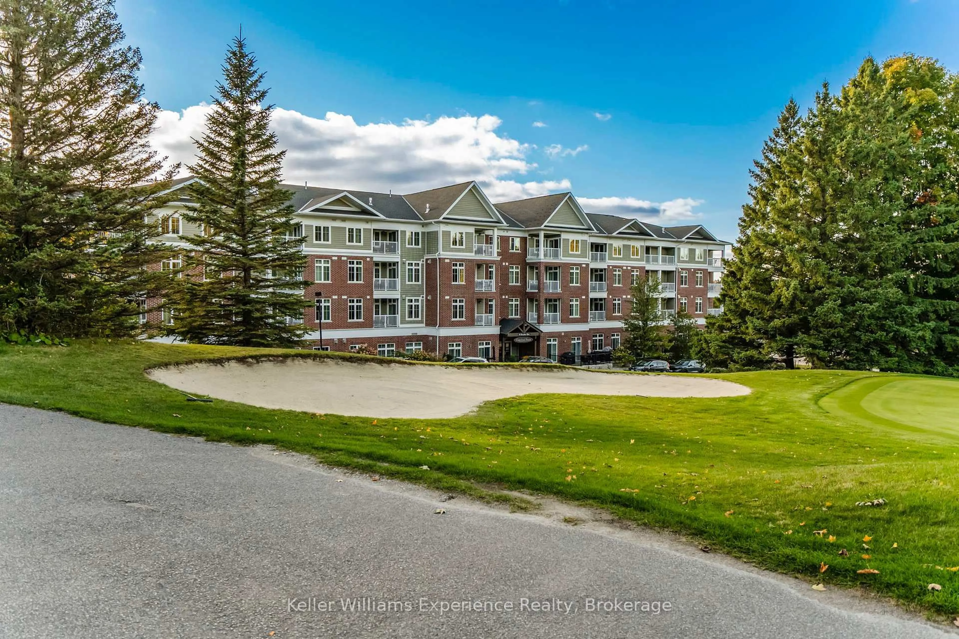 A pic from outside/outdoor area/front of a property/back of a property/a pic from drone, mountain view for 40 Horseshoe Blvd #111, Oro-Medonte Ontario L4M 4Y8