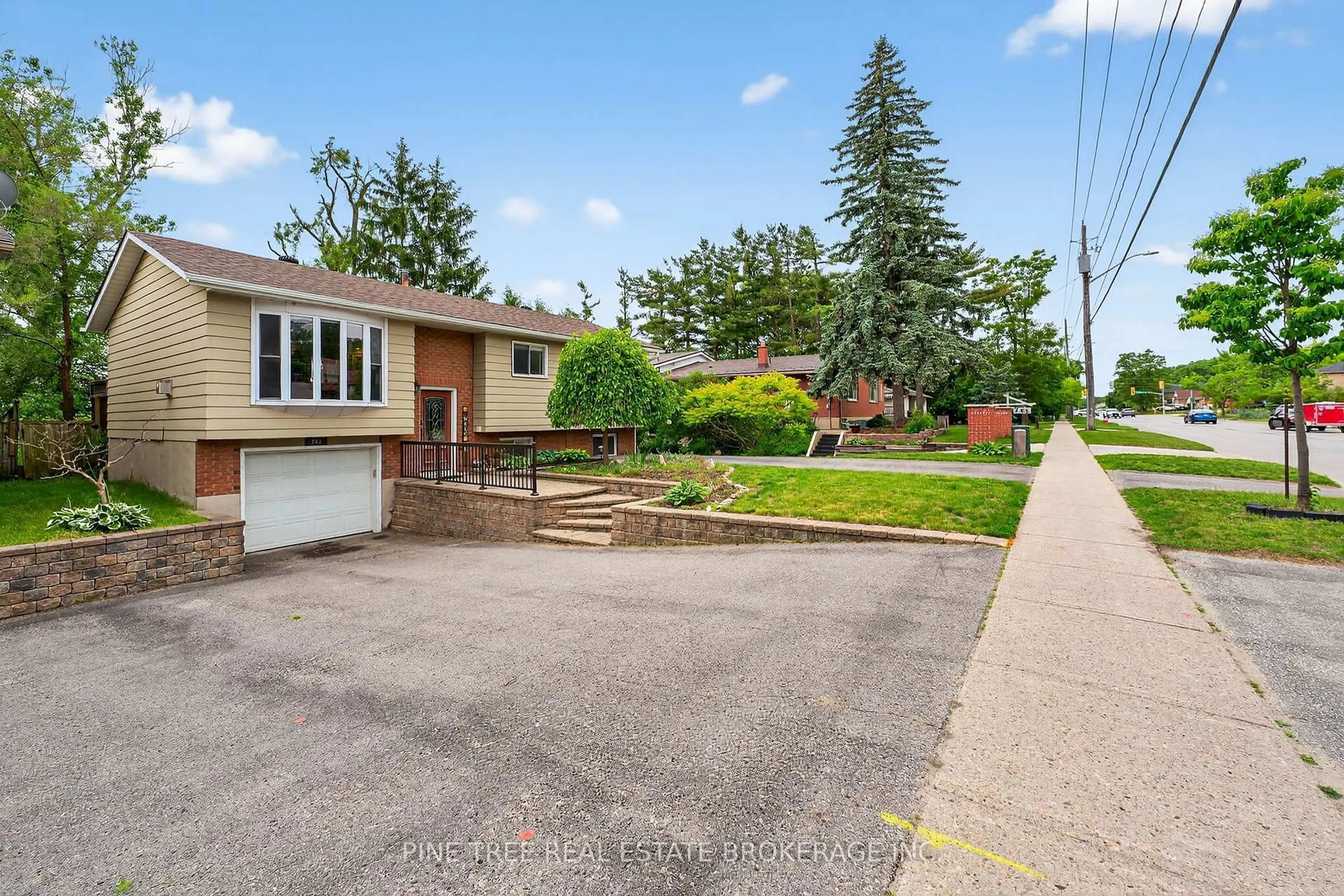 A pic from outside/outdoor area/front of a property/back of a property/a pic from drone, street for 261 Edgehill Dr, Barrie Ontario L4N 7W9