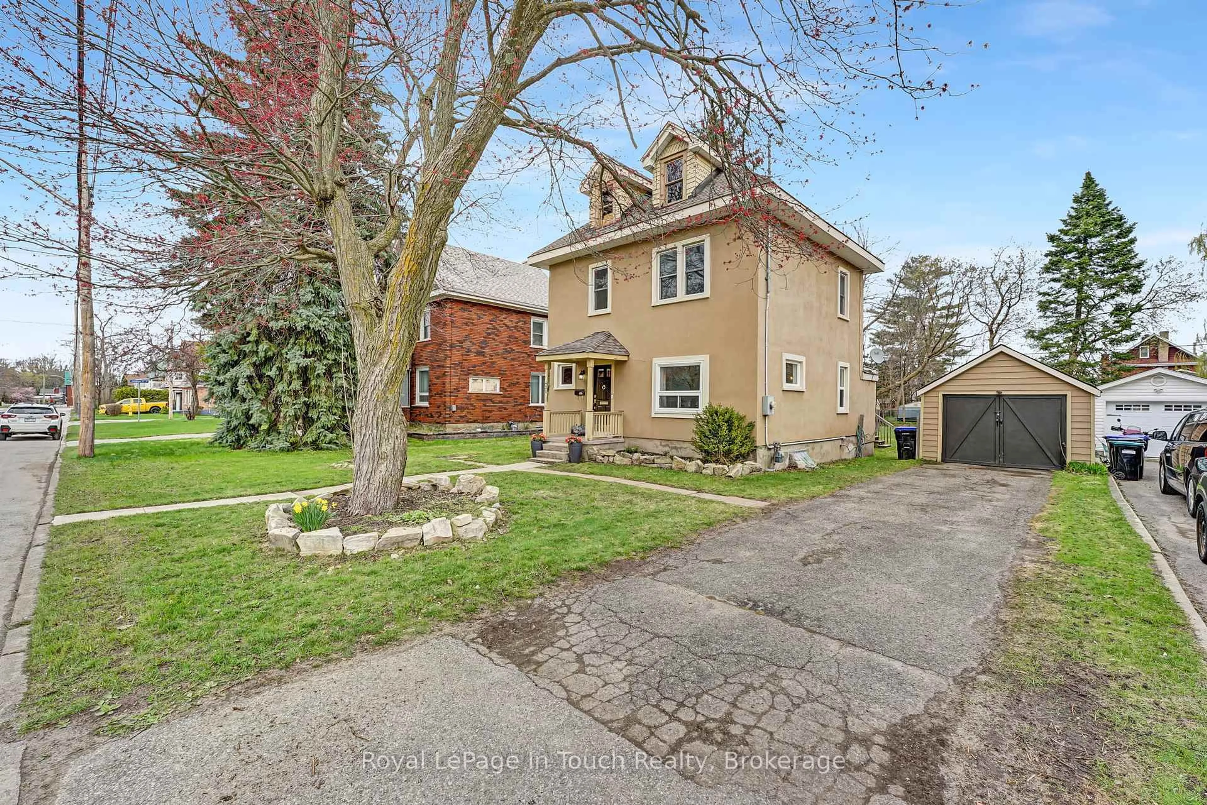 A pic from outside/outdoor area/front of a property/back of a property/a pic from drone, street for 431 Manly St, Midland Ontario L4R 3E6