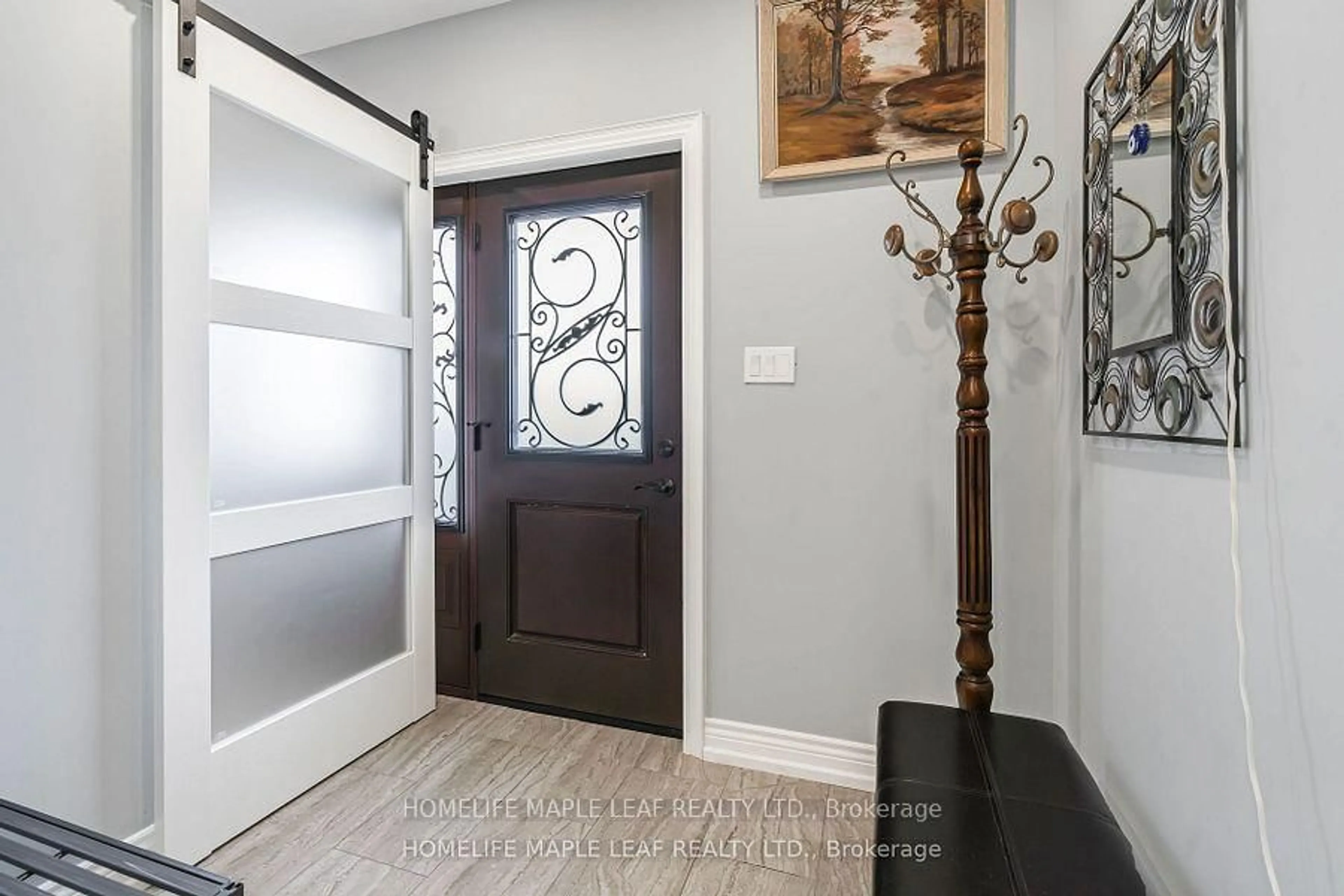 Indoor entryway for 17 Middlebrook Rd, Wasaga Beach Ontario L9Z 2Y6