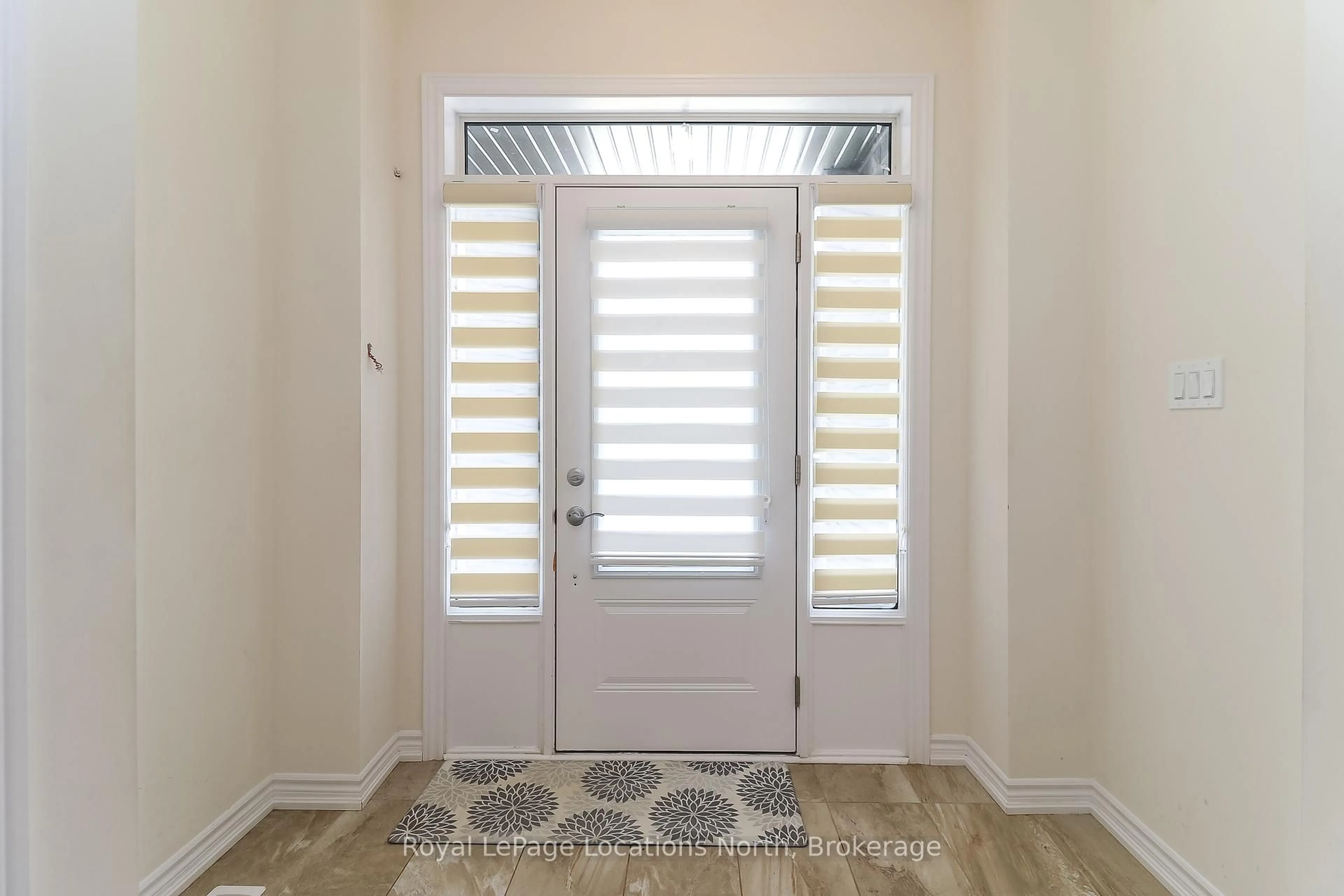 Indoor entryway for 6 Durham Ave, Barrie Ontario L9J 0W7