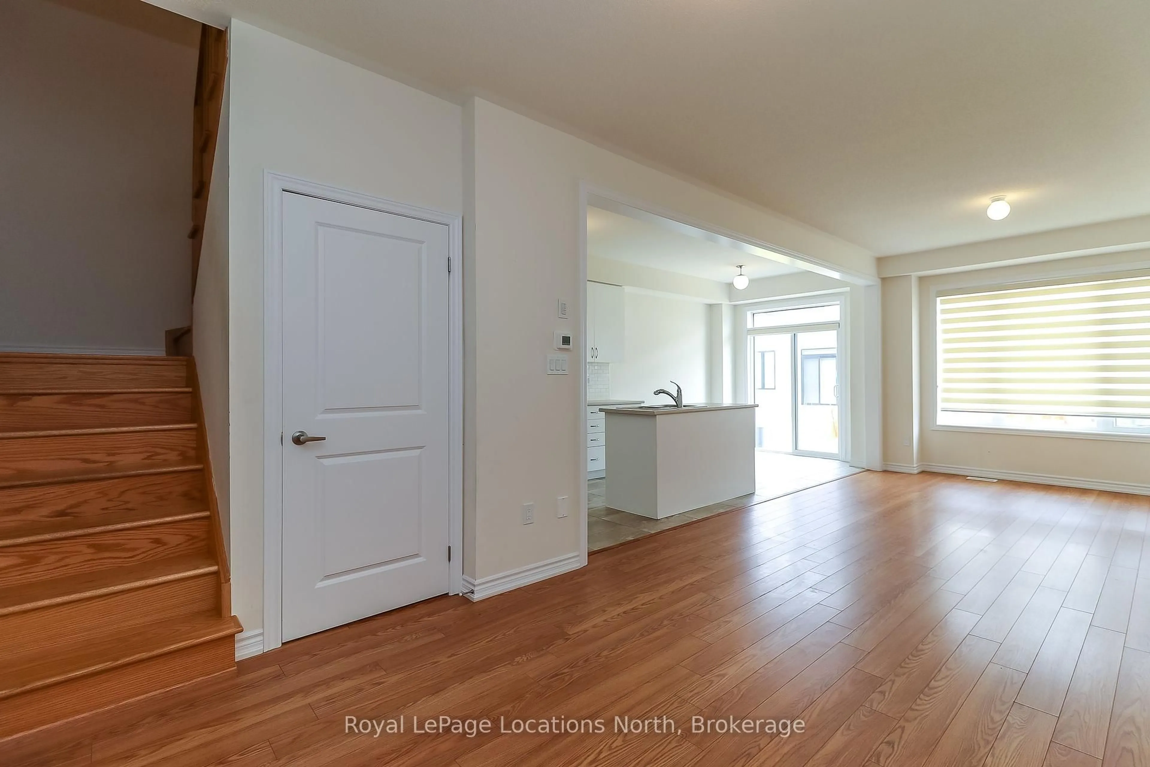 Indoor entryway for 6 Durham Ave, Barrie Ontario L9J 0W7