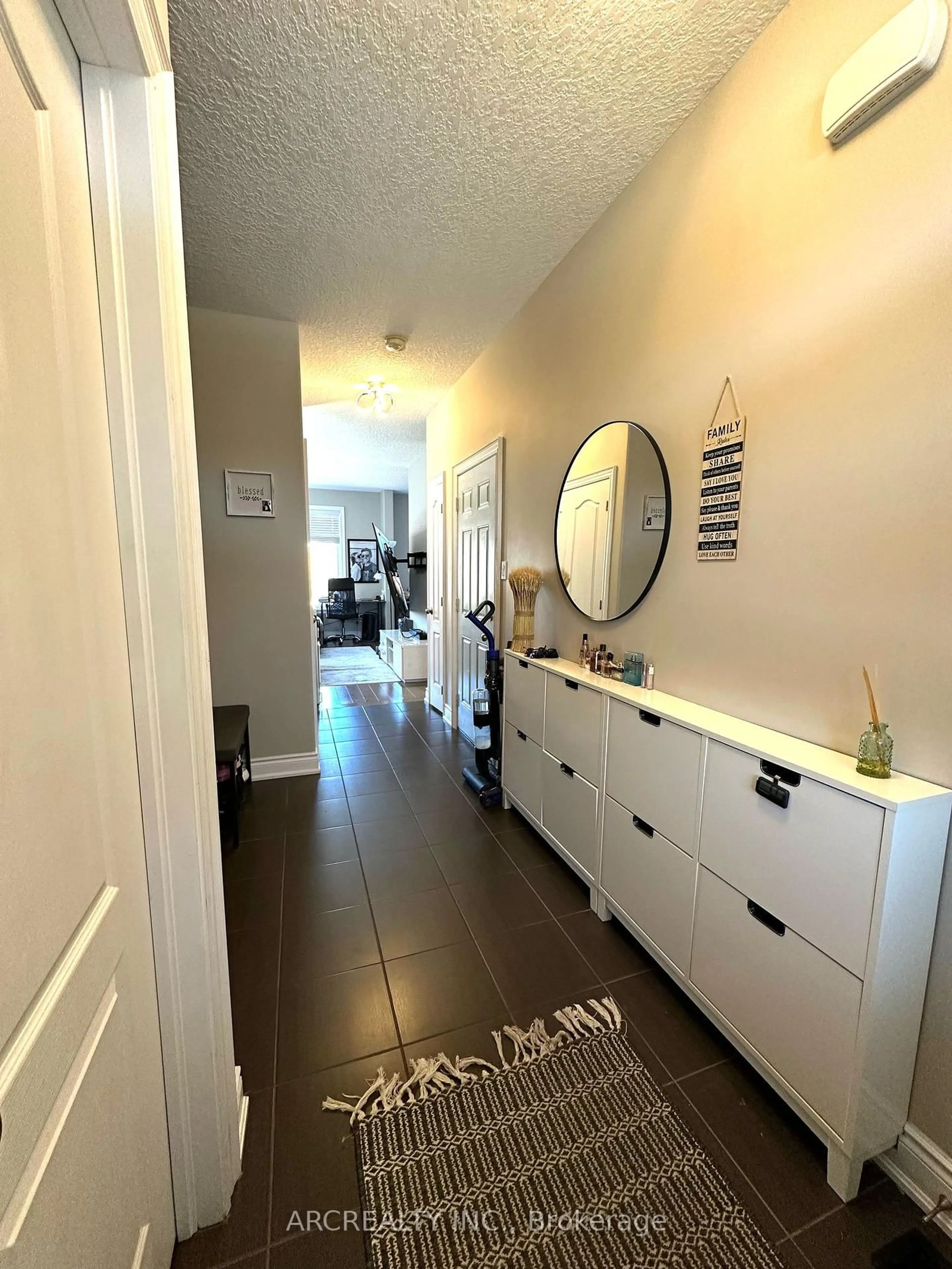 Indoor entryway for 36 Booth Lane, Barrie Ontario L4N 0S4