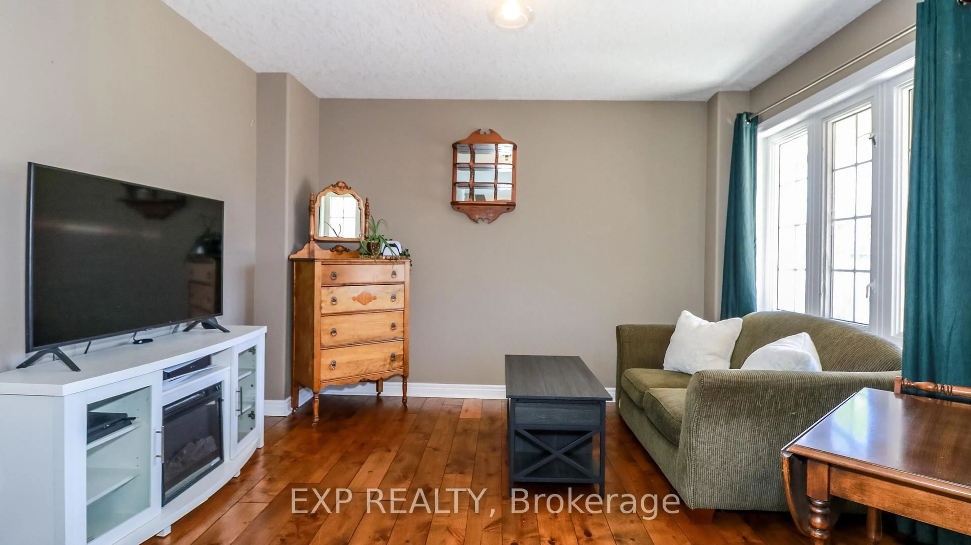 Living room with furniture, wood/laminate floor for 40 Benjamin Lane, Barrie Ontario L4N 0S2