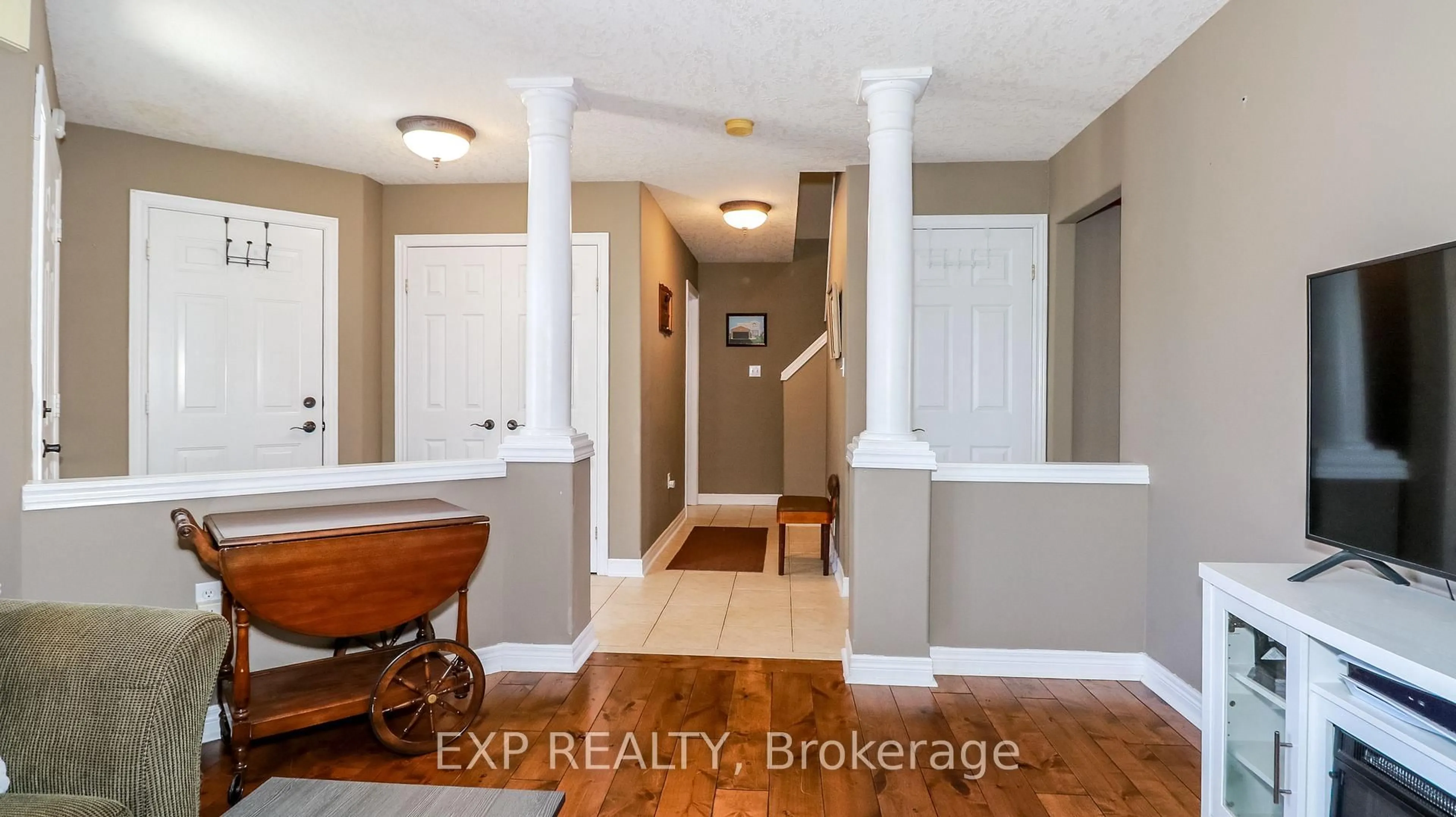 Indoor entryway for 40 Benjamin Lane, Barrie Ontario L4N 0S2