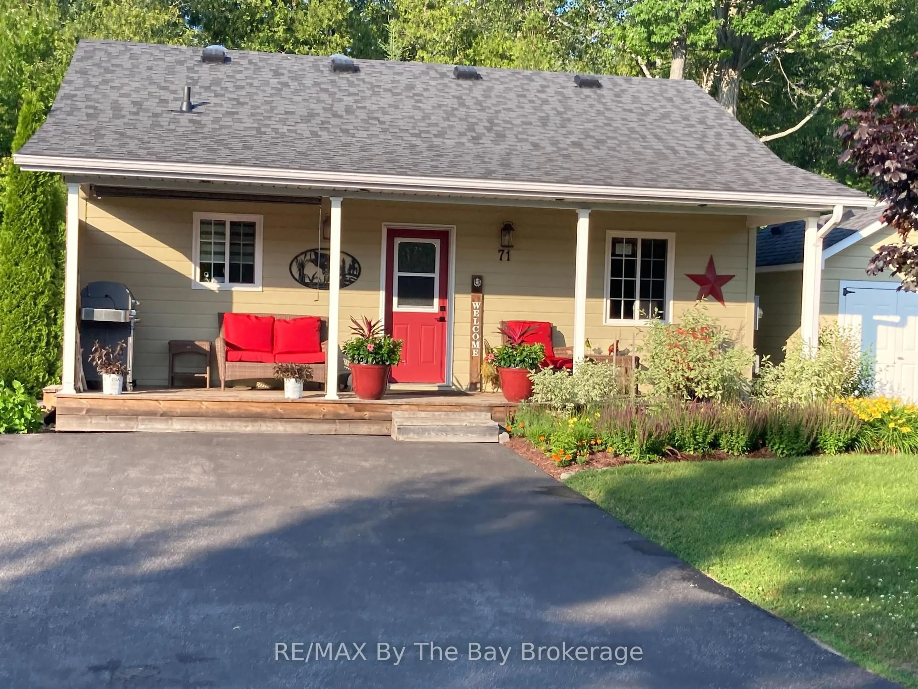 A pic from outside/outdoor area/front of a property/back of a property/a pic from drone, street for 71 MADAWASKA Tr, Wasaga Beach Ontario L9Z 1X7