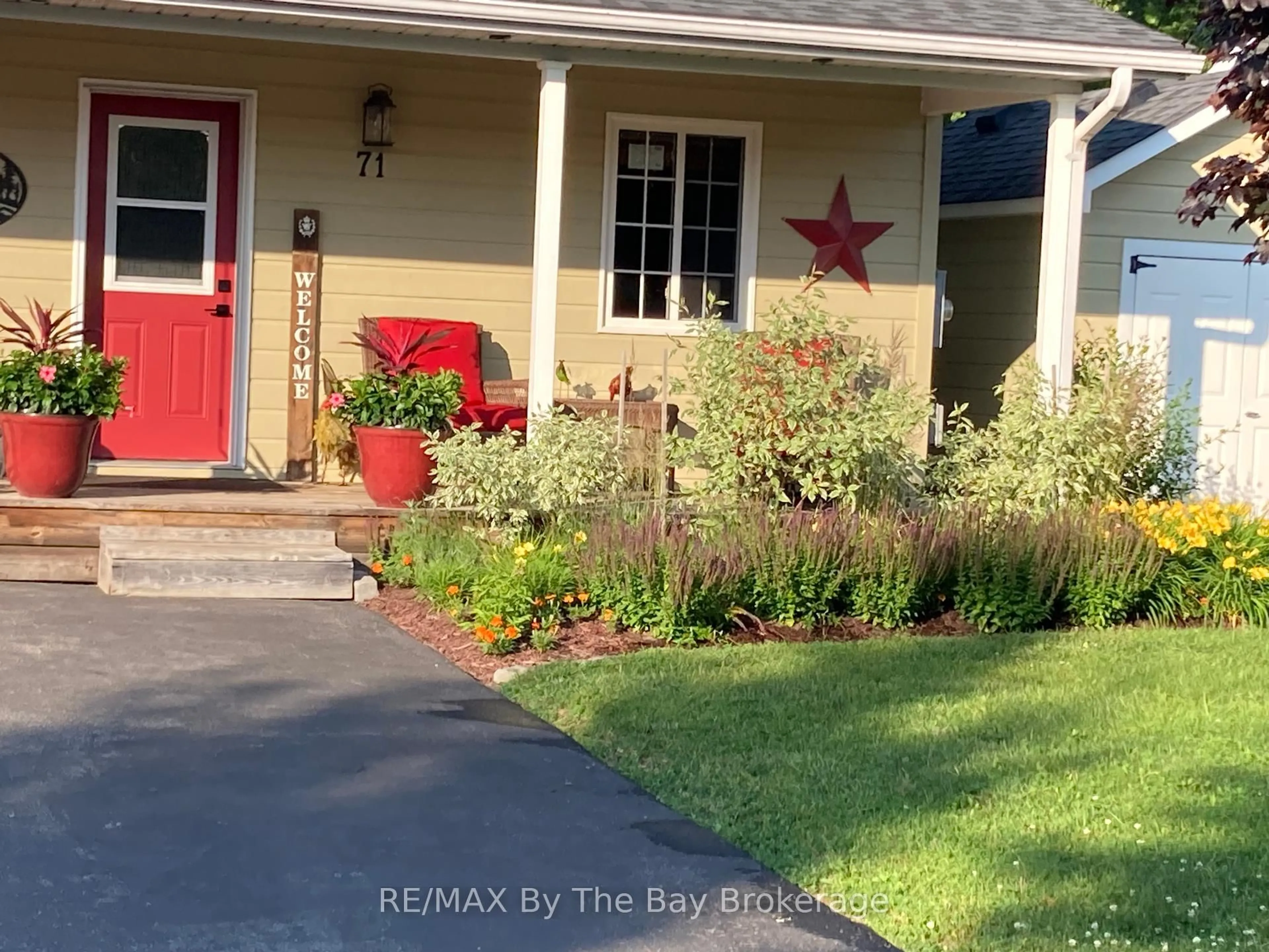 Indoor entryway for 71 MADAWASKA Tr, Wasaga Beach Ontario L9Z 1X7