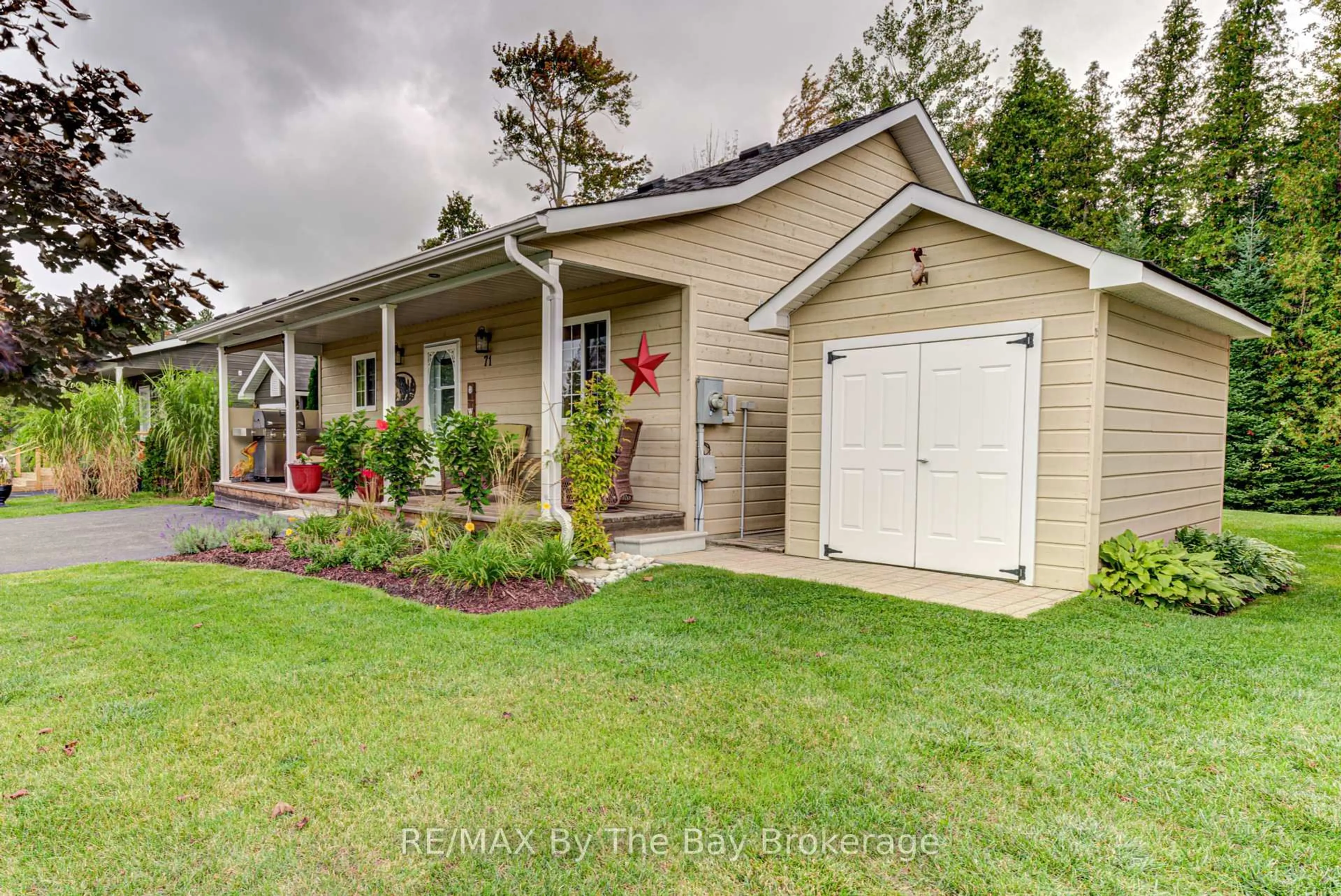 Home with vinyl exterior material, street for 71 MADAWASKA Tr, Wasaga Beach Ontario L9Z 1X7